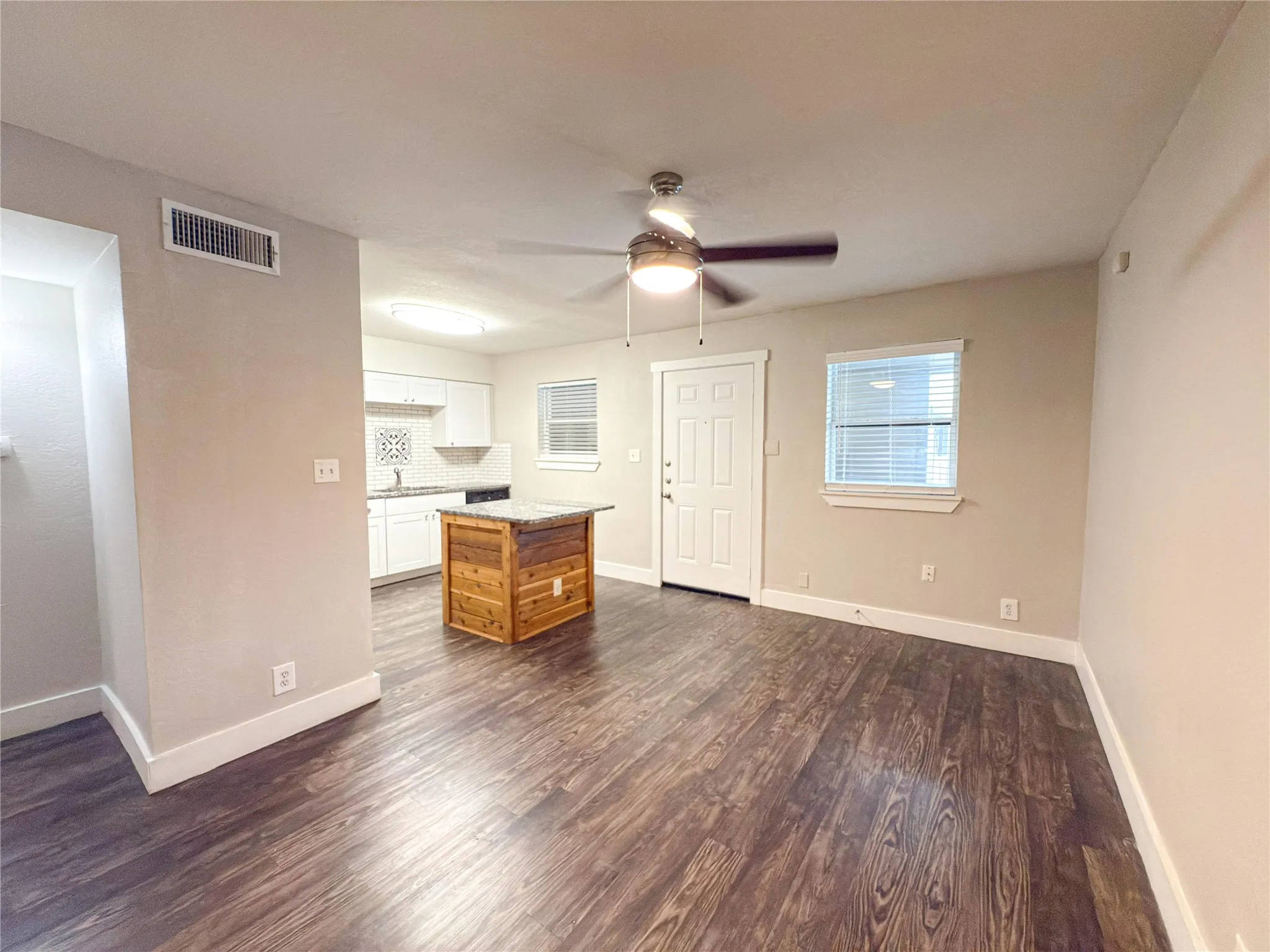 Apartment For Rent in Tarrant County , 5928 Fletcher Avenue 16, Fort Worth, Texas 76107, 1 Bedroom, 1 Bathroom, Garage spaces, 588 Sqft, built in 1965, mls#21264656, Real Estate Agent in Fort Worth, Homes For Rent in Tarrant county, Homes For Rent in Fort Worth, Realtor in Fort Worth Texas, Real Estate Brokerage Independent Realty Texas, Luminita Cordes Realtor