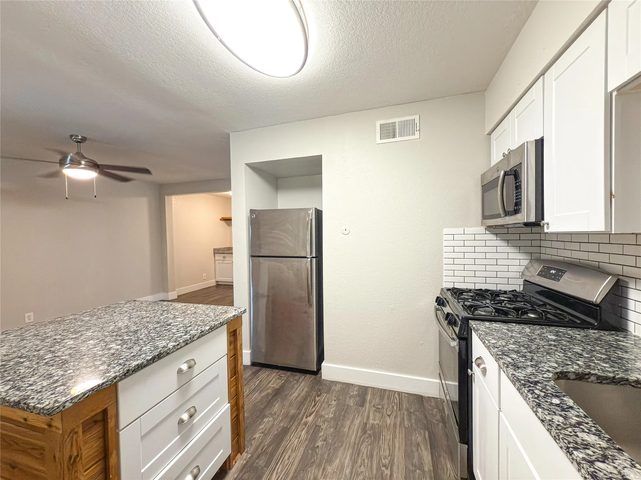 Apartment For Rent in Tarrant County , 5928 Fletcher Avenue 16, Fort Worth, Texas 76107, 1 Bedroom, 1 Bathroom, Garage spaces, 588 Sqft, built in 1965, mls#21264656, Real Estate Agent in Fort Worth, Homes For Rent in Tarrant county, Homes For Rent in Fort Worth, Realtor in Fort Worth Texas, Real Estate Brokerage Independent Realty Texas, Luminita Cordes Realtor