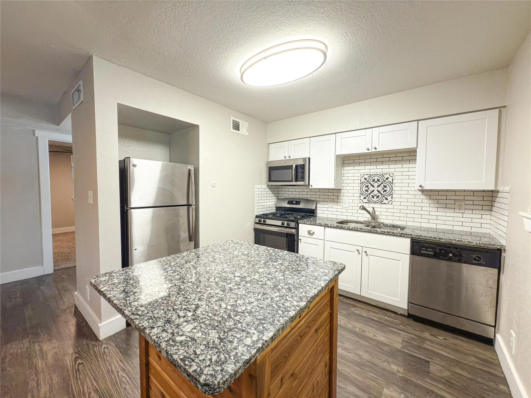 Apartment For Rent in Tarrant County , 5928 Fletcher Avenue 16, Fort Worth, Texas 76107, 1 Bedroom, 1 Bathroom, Garage spaces, 588 Sqft, built in 1965, mls#21264656, Real Estate Agent in Fort Worth, Homes For Rent in Tarrant county, Homes For Rent in Fort Worth, Realtor in Fort Worth Texas, Real Estate Brokerage Independent Realty Texas, Luminita Cordes Realtor