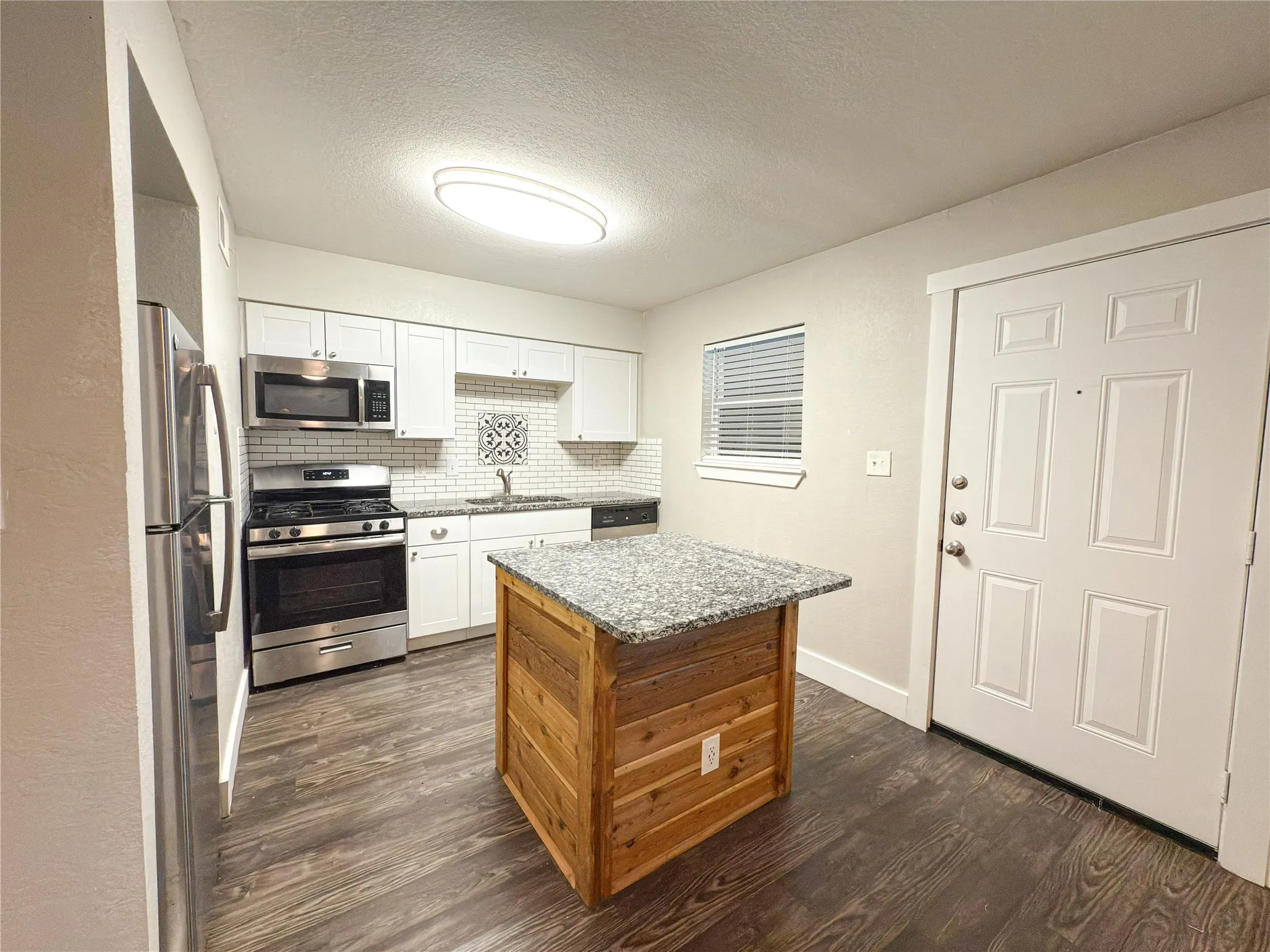 Apartment For Rent in Tarrant County , 5928 Fletcher Avenue 16, Fort Worth, Texas 76107, 1 Bedroom, 1 Bathroom, Garage spaces, 588 Sqft, built in 1965, mls#21264656, Real Estate Agent in Fort Worth, Homes For Rent in Tarrant county, Homes For Rent in Fort Worth, Realtor in Fort Worth Texas, Real Estate Brokerage Independent Realty Texas, Luminita Cordes Realtor
