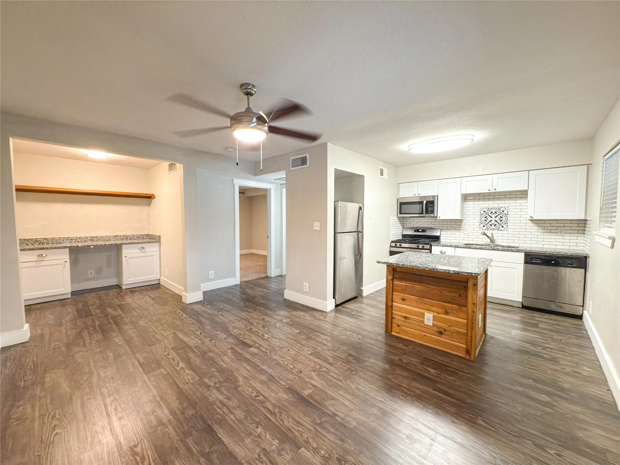 Apartment For Rent in Tarrant County , 5928 Fletcher Avenue 16, Fort Worth, Texas 76107, 1 Bedroom, 1 Bathroom, Garage spaces, 588 Sqft, built in 1965, mls#21264656, Real Estate Agent in Fort Worth, Homes For Rent in Tarrant county, Homes For Rent in Fort Worth, Realtor in Fort Worth Texas, Real Estate Brokerage Independent Realty Texas, Luminita Cordes Realtor