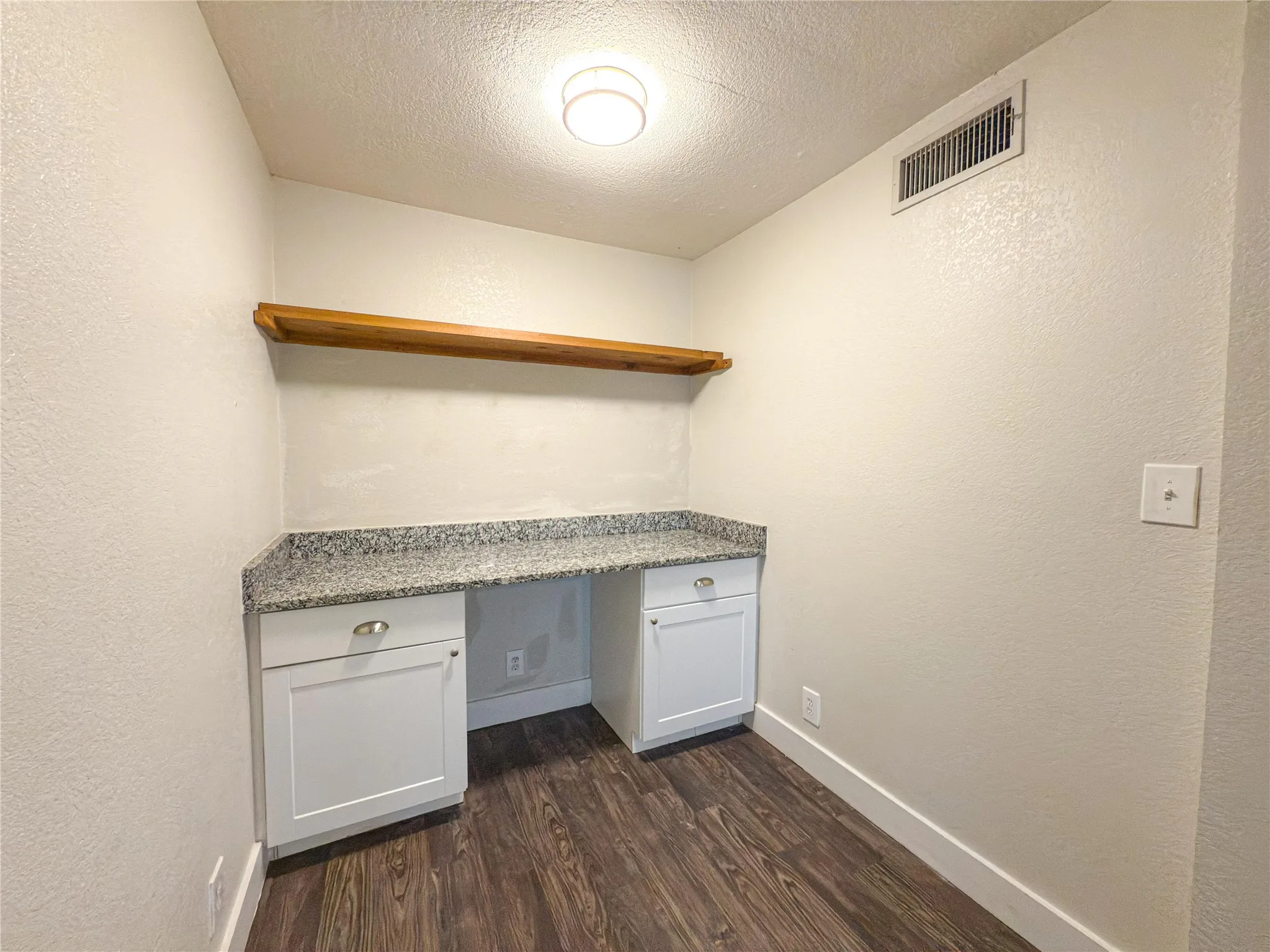 Apartment For Rent in Tarrant County , 5928 Fletcher Avenue 16, Fort Worth, Texas 76107, 1 Bedroom, 1 Bathroom, Garage spaces, 588 Sqft, built in 1965, mls#21264656, Real Estate Agent in Fort Worth, Homes For Rent in Tarrant county, Homes For Rent in Fort Worth, Realtor in Fort Worth Texas, Real Estate Brokerage Independent Realty Texas, Luminita Cordes Realtor