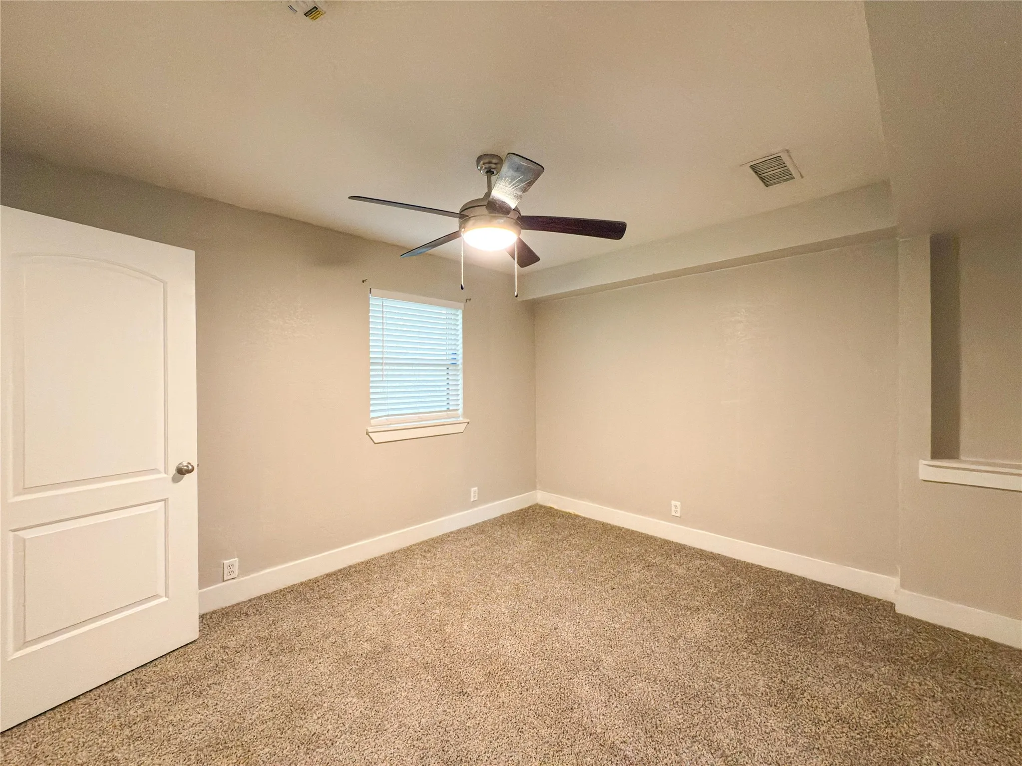 Apartment For Rent in Tarrant County , 5928 Fletcher Avenue 16, Fort Worth, Texas 76107, 1 Bedroom, 1 Bathroom, Garage spaces, 588 Sqft, built in 1965, mls#21264656, Real Estate Agent in Fort Worth, Homes For Rent in Tarrant county, Homes For Rent in Fort Worth, Realtor in Fort Worth Texas, Real Estate Brokerage Independent Realty Texas, Luminita Cordes Realtor