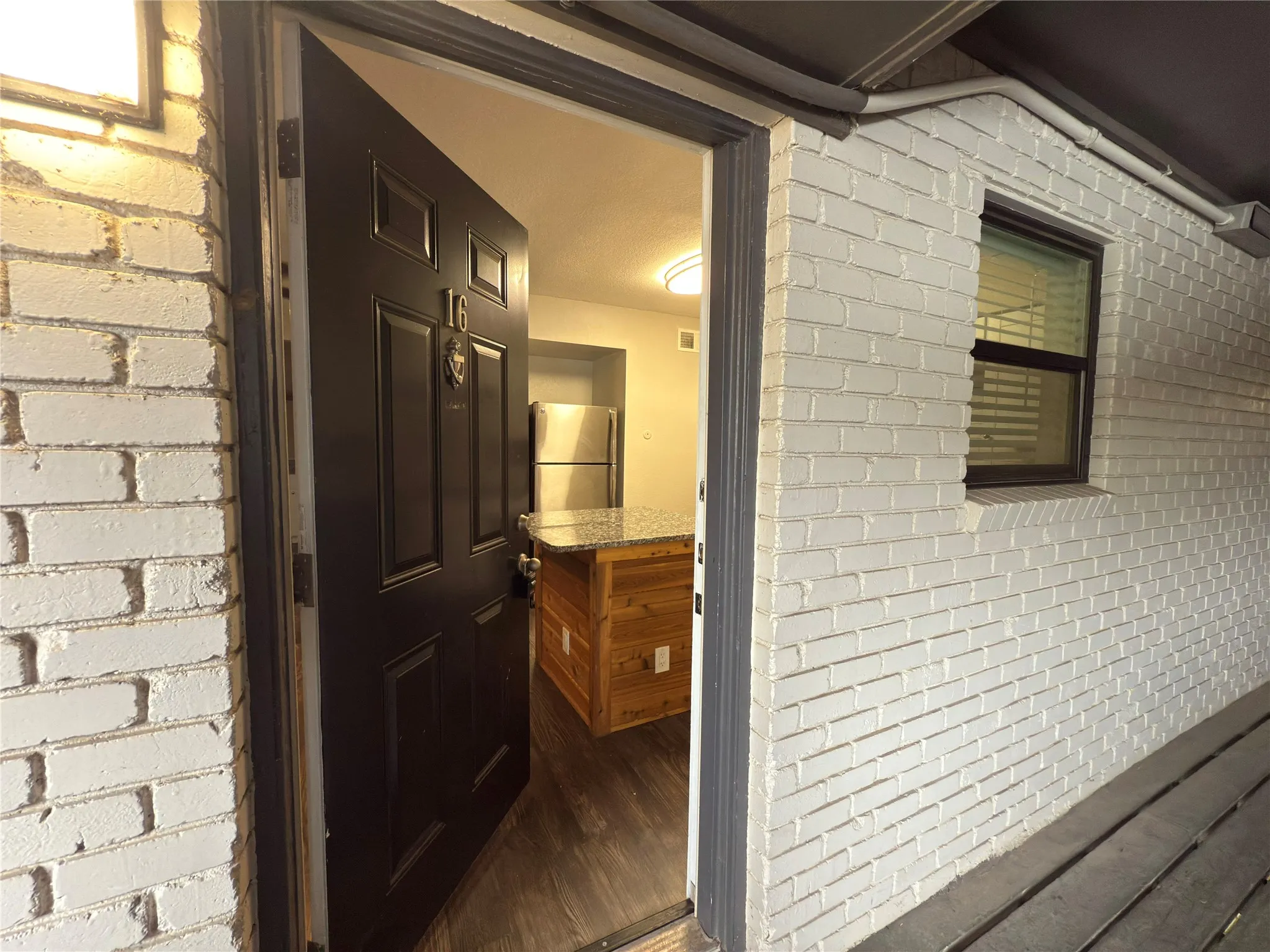 Apartment For Rent in Tarrant County , 5928 Fletcher Avenue 16, Fort Worth, Texas 76107, 1 Bedroom, 1 Bathroom, Garage spaces, 588 Sqft, built in 1965, mls#21264656, Real Estate Agent in Fort Worth, Homes For Rent in Tarrant county, Homes For Rent in Fort Worth, Realtor in Fort Worth Texas, Real Estate Brokerage Independent Realty Texas, Luminita Cordes Realtor