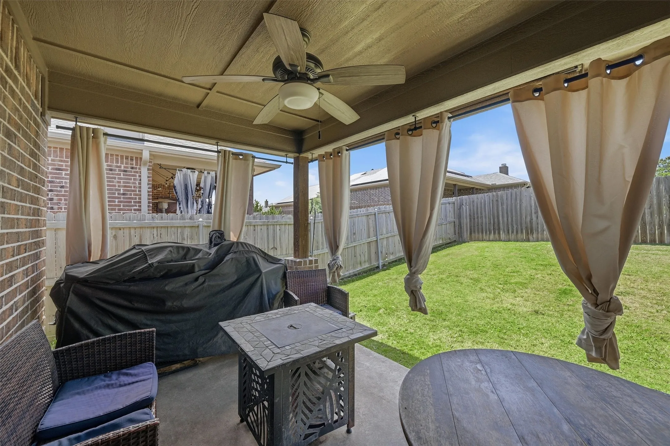 Single Family Residence For Sale in Grayson County , 2214 Southridge Lane, Sherman, Texas 75092, 3 Bedroom, 2 Bathroom, 2 Garage spaces, 1,756 Sqft, built in 2018, mls#21263982, Real Estate Agent in Sherman, Homes For Sale in Grayson county, Homes For Sale in Sherman, Realtor in Sherman Texas, Real Estate Brokerage Independent Realty Texas, Luminita Cordes Realtor