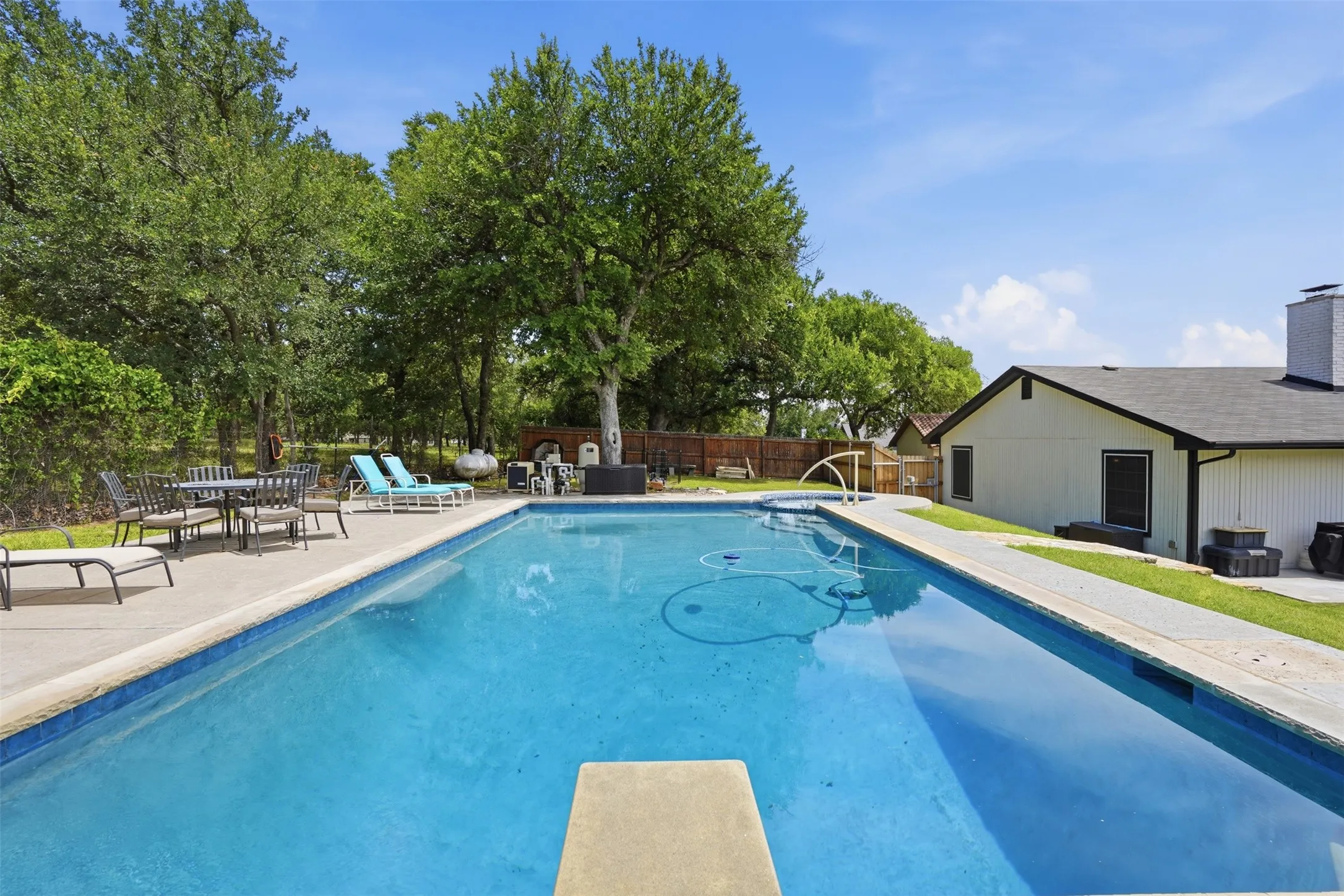 Single Family Residence For Sale in Hood County , 6514 Circo Drive, De Cordova, Texas 76049, 4 Bedroom, 3 Bathroom, 2 Garage spaces, 2,771 Sqft, built in 1976, mls#21264622, Real Estate Agent in De Cordova, Homes For Sale in Hood county, Homes For Sale in De Cordova, Realtor in De Cordova Texas, Real Estate Brokerage Independent Realty Texas, Luminita Cordes Realtor