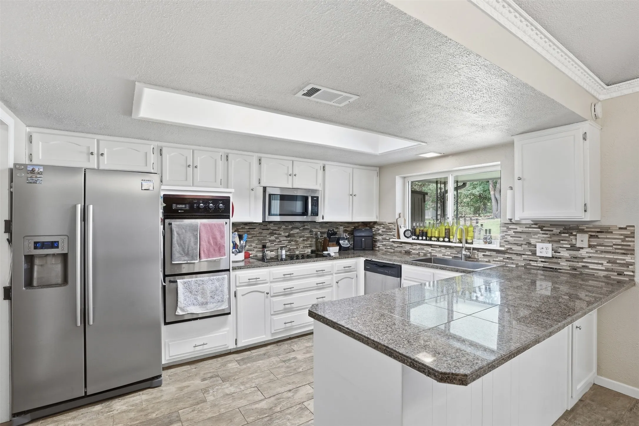 Single Family Residence For Sale in Hood County , 6514 Circo Drive, De Cordova, Texas 76049, 4 Bedroom, 3 Bathroom, 2 Garage spaces, 2,771 Sqft, built in 1976, mls#21264622, Real Estate Agent in De Cordova, Homes For Sale in Hood county, Homes For Sale in De Cordova, Realtor in De Cordova Texas, Real Estate Brokerage Independent Realty Texas, Luminita Cordes Realtor