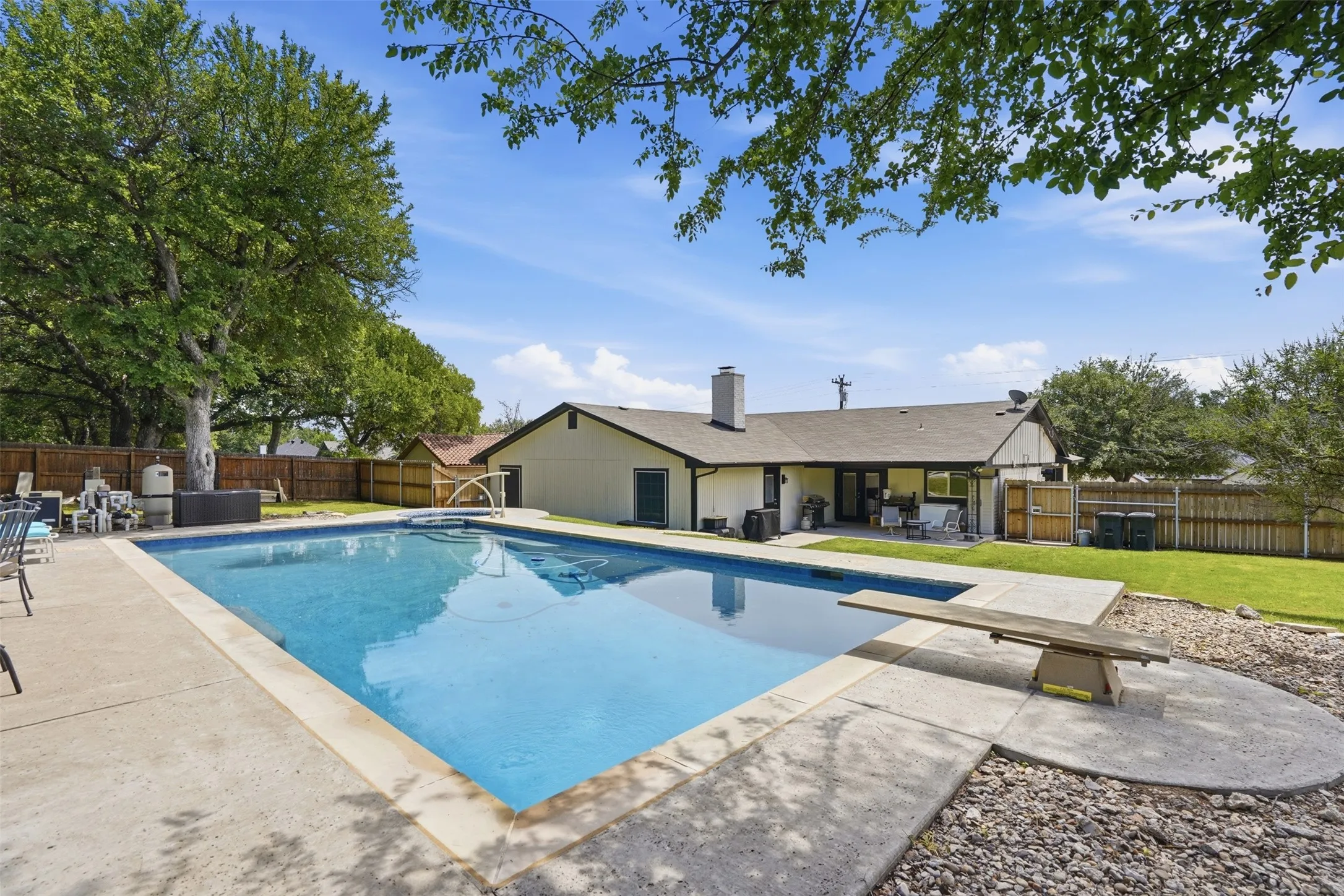 Single Family Residence For Sale in Hood County , 6514 Circo Drive, De Cordova, Texas 76049, 4 Bedroom, 3 Bathroom, 2 Garage spaces, 2,771 Sqft, built in 1976, mls#21264622, Real Estate Agent in De Cordova, Homes For Sale in Hood county, Homes For Sale in De Cordova, Realtor in De Cordova Texas, Real Estate Brokerage Independent Realty Texas, Luminita Cordes Realtor