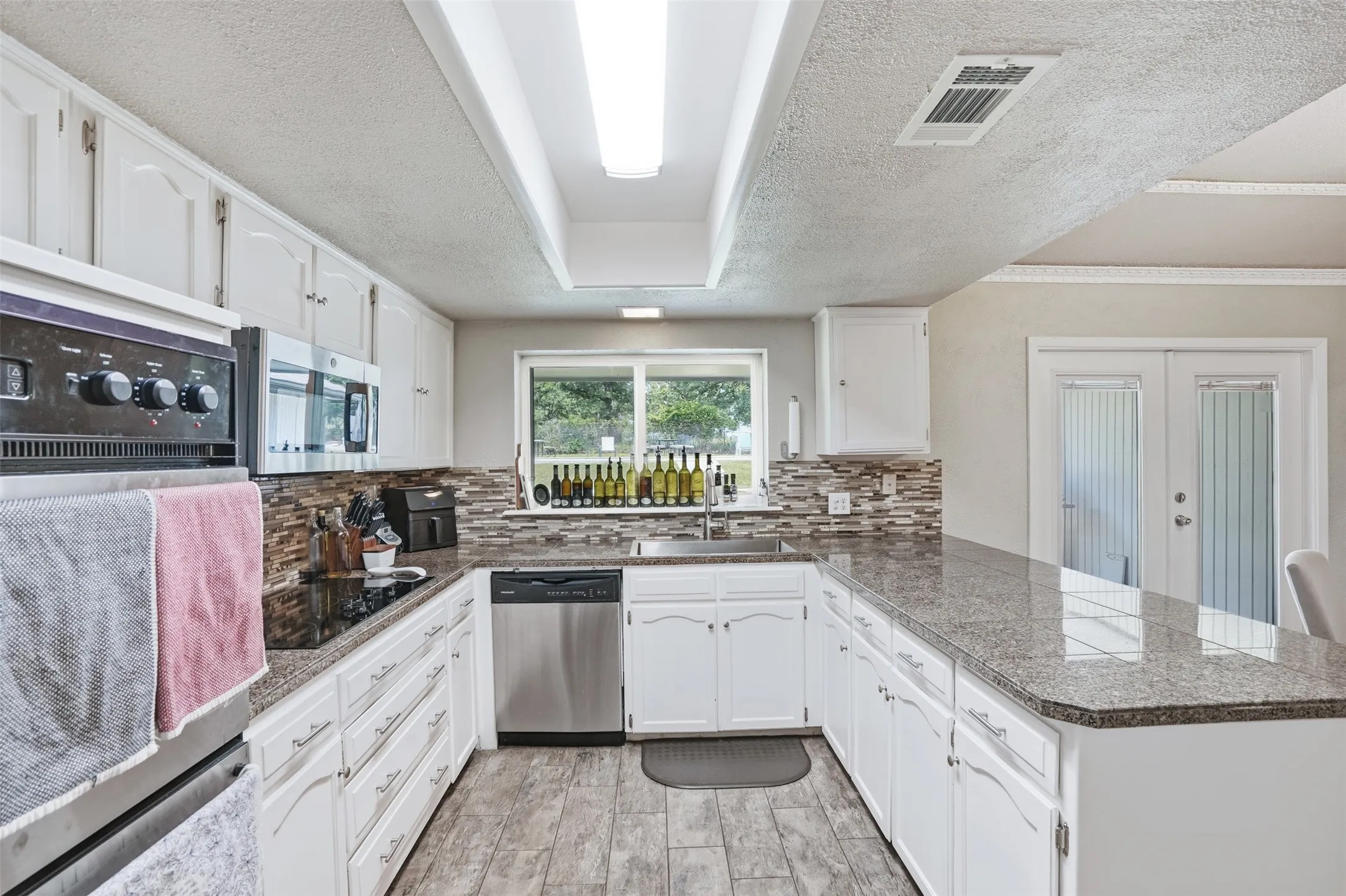 Single Family Residence For Sale in Hood County , 6514 Circo Drive, De Cordova, Texas 76049, 4 Bedroom, 3 Bathroom, 2 Garage spaces, 2,771 Sqft, built in 1976, mls#21264622, Real Estate Agent in De Cordova, Homes For Sale in Hood county, Homes For Sale in De Cordova, Realtor in De Cordova Texas, Real Estate Brokerage Independent Realty Texas, Luminita Cordes Realtor