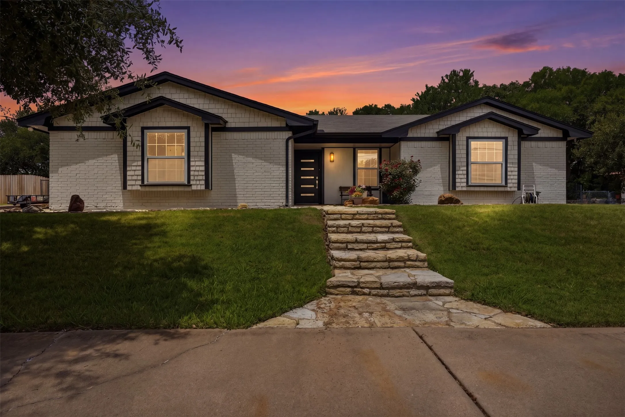 Single Family Residence For Sale in Hood County , 6514 Circo Drive, De Cordova, Texas 76049, 4 Bedroom, 3 Bathroom, 2 Garage spaces, 2,771 Sqft, built in 1976, mls#21264622, Real Estate Agent in De Cordova, Homes For Sale in Hood county, Homes For Sale in De Cordova, Realtor in De Cordova Texas, Real Estate Brokerage Independent Realty Texas, Luminita Cordes Realtor