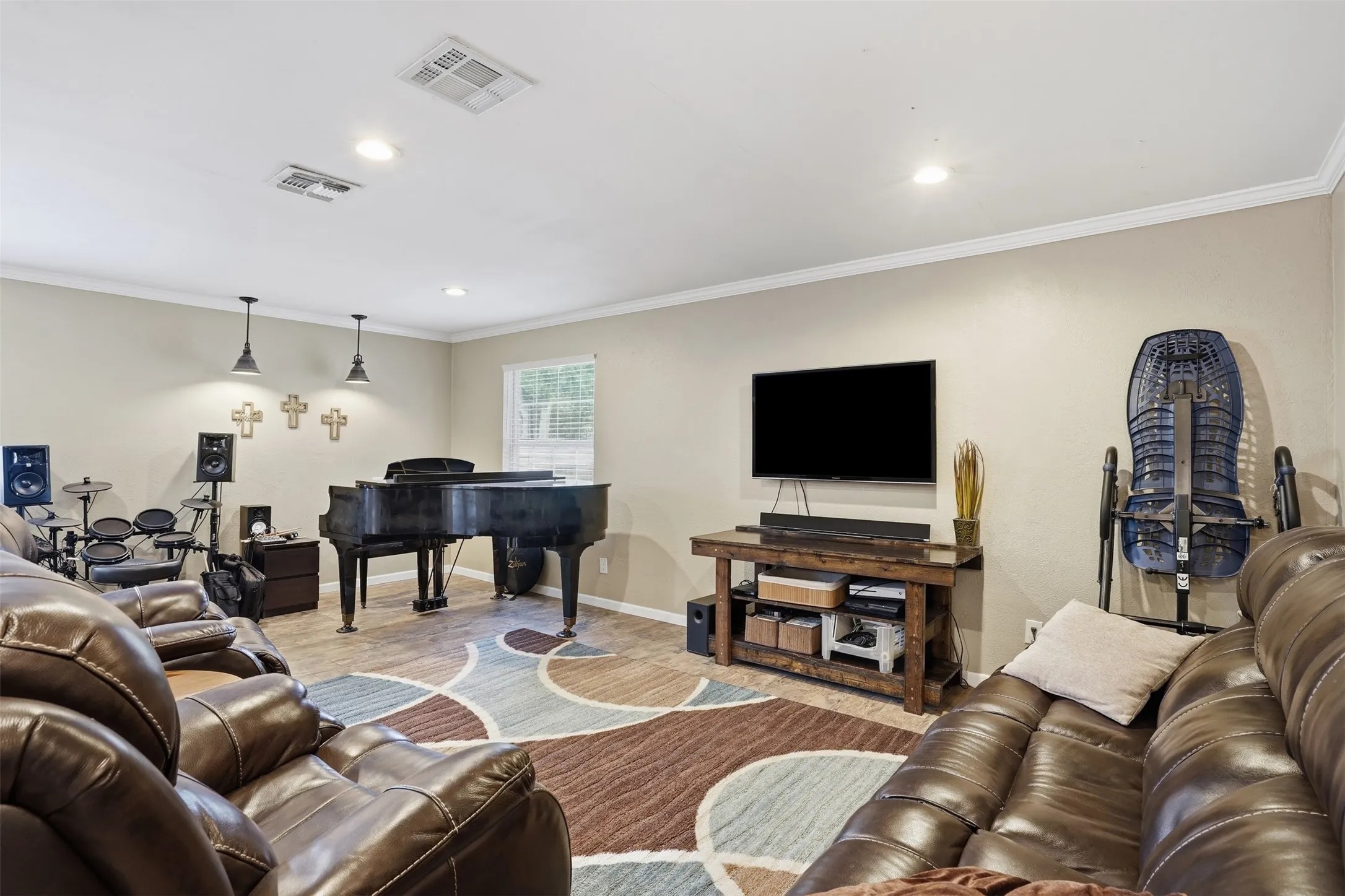 Single Family Residence For Sale in Hood County , 6514 Circo Drive, De Cordova, Texas 76049, 4 Bedroom, 3 Bathroom, 2 Garage spaces, 2,771 Sqft, built in 1976, mls#21264622, Real Estate Agent in De Cordova, Homes For Sale in Hood county, Homes For Sale in De Cordova, Realtor in De Cordova Texas, Real Estate Brokerage Independent Realty Texas, Luminita Cordes Realtor