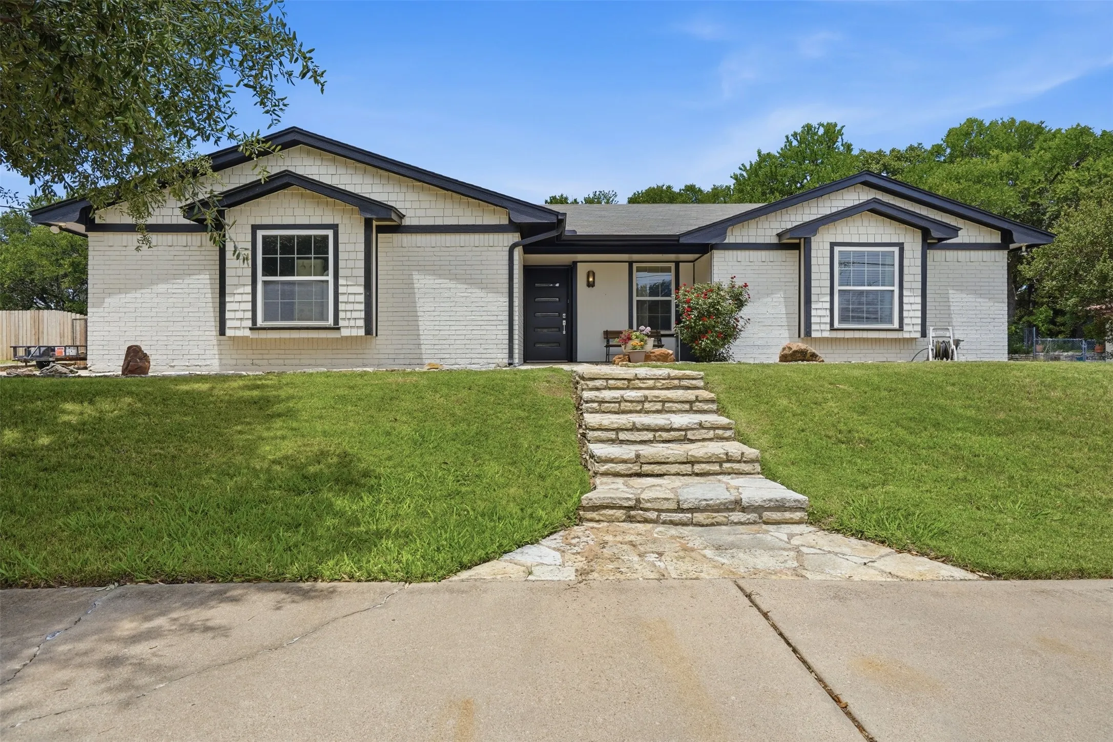 Single Family Residence For Sale in Hood County , 6514 Circo Drive, De Cordova, Texas 76049, 4 Bedroom, 3 Bathroom, 2 Garage spaces, 2,771 Sqft, built in 1976, mls#21264622, Real Estate Agent in De Cordova, Homes For Sale in Hood county, Homes For Sale in De Cordova, Realtor in De Cordova Texas, Real Estate Brokerage Independent Realty Texas, Luminita Cordes Realtor