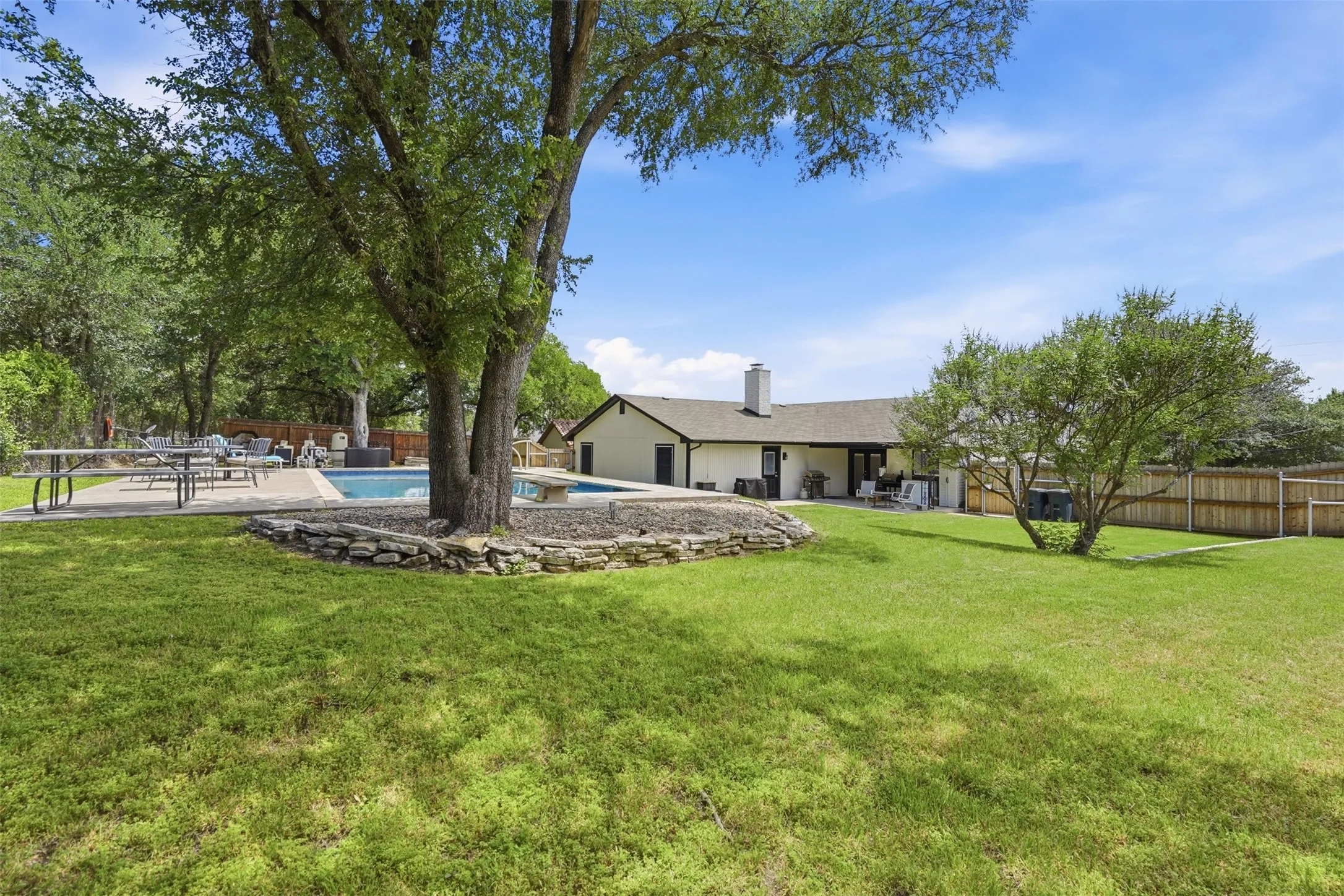 Single Family Residence For Sale in Hood County , 6514 Circo Drive, De Cordova, Texas 76049, 4 Bedroom, 3 Bathroom, 2 Garage spaces, 2,771 Sqft, built in 1976, mls#21264622, Real Estate Agent in De Cordova, Homes For Sale in Hood county, Homes For Sale in De Cordova, Realtor in De Cordova Texas, Real Estate Brokerage Independent Realty Texas, Luminita Cordes Realtor