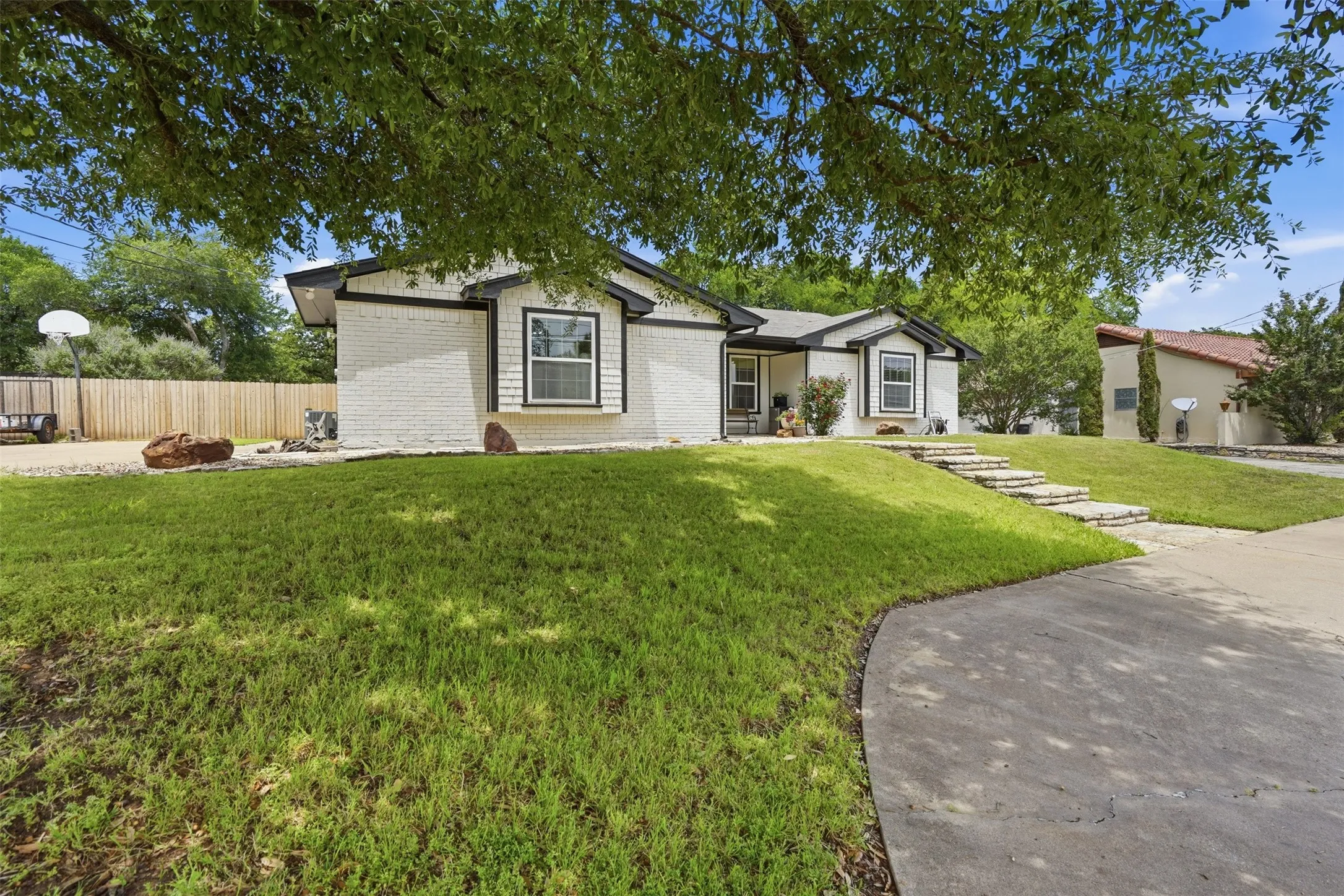 Single Family Residence For Sale in Hood County , 6514 Circo Drive, De Cordova, Texas 76049, 4 Bedroom, 3 Bathroom, 2 Garage spaces, 2,771 Sqft, built in 1976, mls#21264622, Real Estate Agent in De Cordova, Homes For Sale in Hood county, Homes For Sale in De Cordova, Realtor in De Cordova Texas, Real Estate Brokerage Independent Realty Texas, Luminita Cordes Realtor