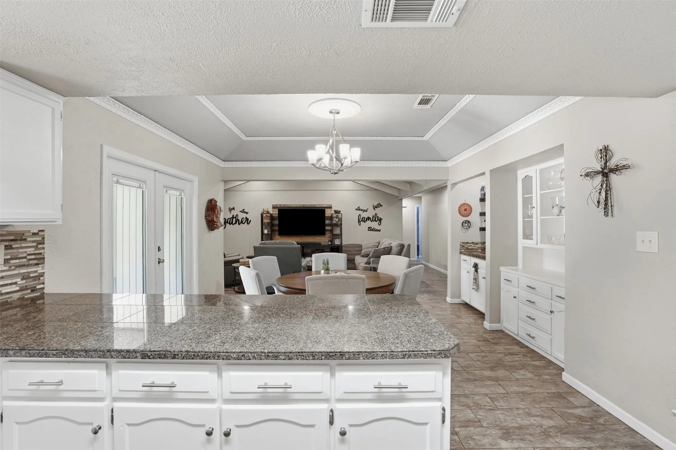 Single Family Residence For Sale in Hood County , 6514 Circo Drive, De Cordova, Texas 76049, 4 Bedroom, 3 Bathroom, 2 Garage spaces, 2,771 Sqft, built in 1976, mls#21264622, Real Estate Agent in De Cordova, Homes For Sale in Hood county, Homes For Sale in De Cordova, Realtor in De Cordova Texas, Real Estate Brokerage Independent Realty Texas, Luminita Cordes Realtor