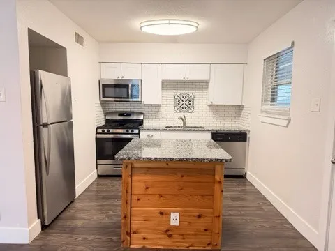 Apartment For Rent in Tarrant County , 5928 Fletcher Avenue 23, Fort Worth, Texas 76107, 1 Bedroom, 1 Bathroom, Garage spaces, 588 Sqft, built in 1965, mls#21264669, Real Estate Agent in Fort Worth, Homes For Rent in Tarrant county, Homes For Rent in Fort Worth, Realtor in Fort Worth Texas, Real Estate Brokerage Independent Realty Texas, Luminita Cordes Realtor