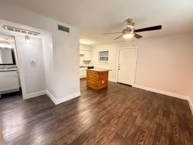 Apartment For Rent in Tarrant County , 5928 Fletcher Avenue 23, Fort Worth, Texas 76107, 1 Bedroom, 1 Bathroom, Garage spaces, 588 Sqft, built in 1965, mls#21264669, Real Estate Agent in Fort Worth, Homes For Rent in Tarrant county, Homes For Rent in Fort Worth, Realtor in Fort Worth Texas, Real Estate Brokerage Independent Realty Texas, Luminita Cordes Realtor