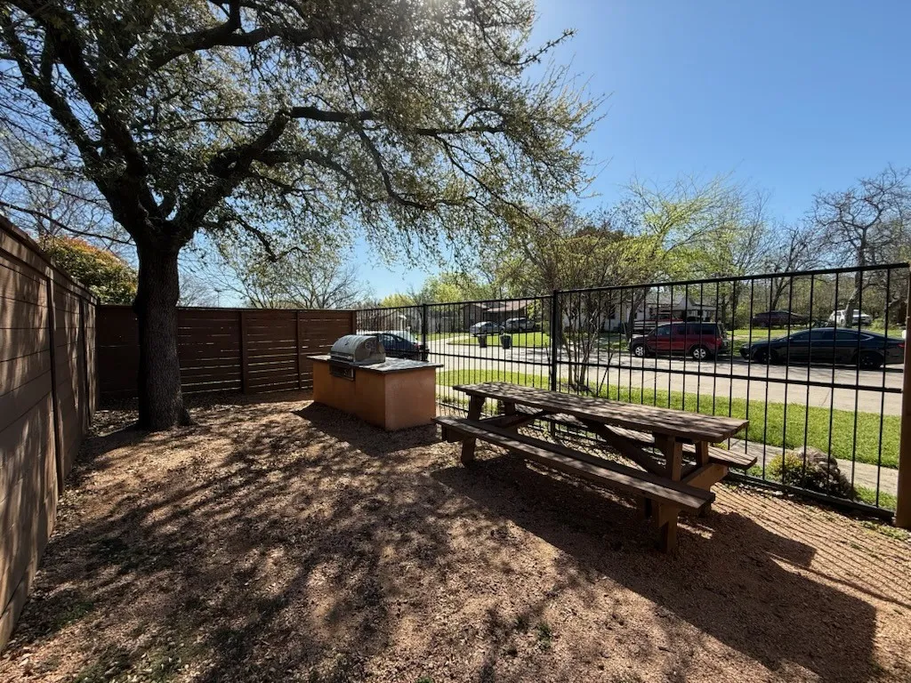 Apartment For Rent in Tarrant County , 5928 Fletcher Avenue 20, Fort Worth, Texas 76107, 1 Bedroom, 1 Bathroom, Garage spaces, 588 Sqft, built in 1965, mls#21264675, Real Estate Agent in Fort Worth, Homes For Rent in Tarrant county, Homes For Rent in Fort Worth, Realtor in Fort Worth Texas, Real Estate Brokerage Independent Realty Texas, Luminita Cordes Realtor