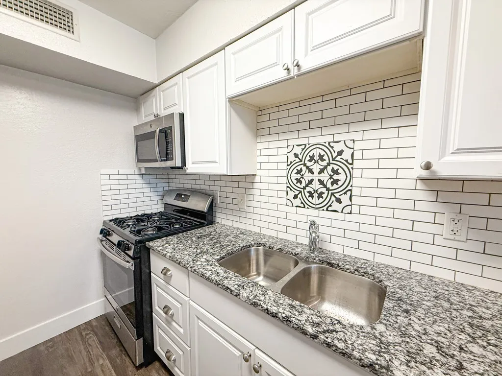 Apartment For Rent in Tarrant County , 5928 Fletcher Avenue 20, Fort Worth, Texas 76107, 1 Bedroom, 1 Bathroom, Garage spaces, 588 Sqft, built in 1965, mls#21264675, Real Estate Agent in Fort Worth, Homes For Rent in Tarrant county, Homes For Rent in Fort Worth, Realtor in Fort Worth Texas, Real Estate Brokerage Independent Realty Texas, Luminita Cordes Realtor