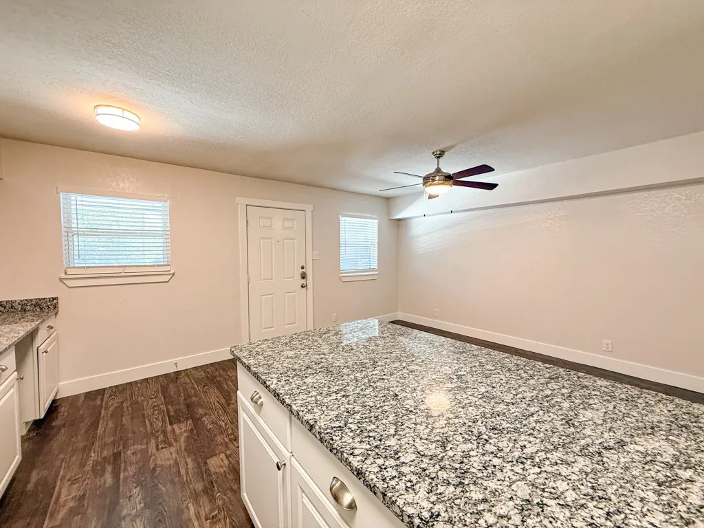 Apartment For Rent in Tarrant County , 5928 Fletcher Avenue 20, Fort Worth, Texas 76107, 1 Bedroom, 1 Bathroom, Garage spaces, 588 Sqft, built in 1965, mls#21264675, Real Estate Agent in Fort Worth, Homes For Rent in Tarrant county, Homes For Rent in Fort Worth, Realtor in Fort Worth Texas, Real Estate Brokerage Independent Realty Texas, Luminita Cordes Realtor