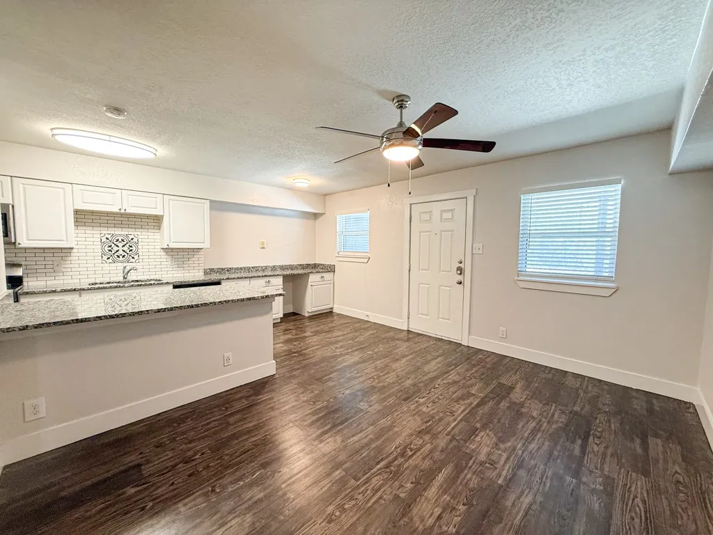 Apartment For Rent in Tarrant County , 5928 Fletcher Avenue 20, Fort Worth, Texas 76107, 1 Bedroom, 1 Bathroom, Garage spaces, 588 Sqft, built in 1965, mls#21264675, Real Estate Agent in Fort Worth, Homes For Rent in Tarrant county, Homes For Rent in Fort Worth, Realtor in Fort Worth Texas, Real Estate Brokerage Independent Realty Texas, Luminita Cordes Realtor