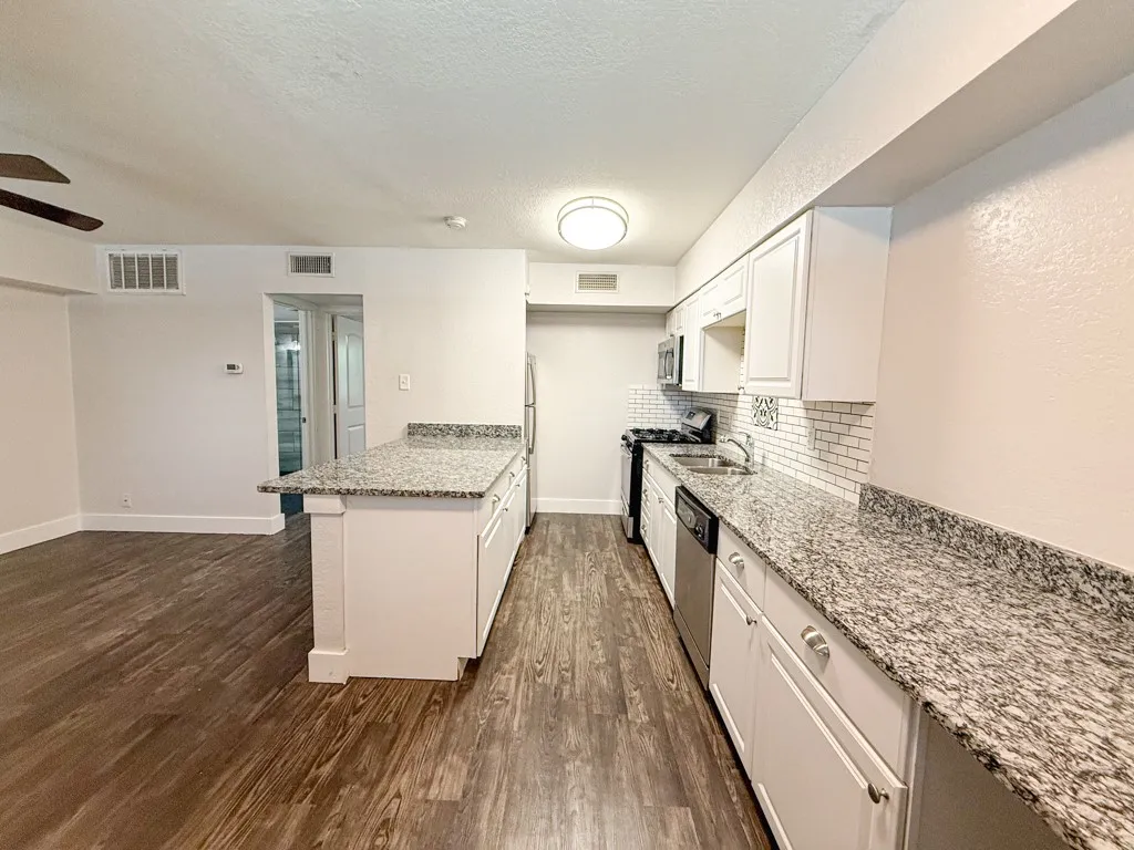 Apartment For Rent in Tarrant County , 5928 Fletcher Avenue 20, Fort Worth, Texas 76107, 1 Bedroom, 1 Bathroom, Garage spaces, 588 Sqft, built in 1965, mls#21264675, Real Estate Agent in Fort Worth, Homes For Rent in Tarrant county, Homes For Rent in Fort Worth, Realtor in Fort Worth Texas, Real Estate Brokerage Independent Realty Texas, Luminita Cordes Realtor
