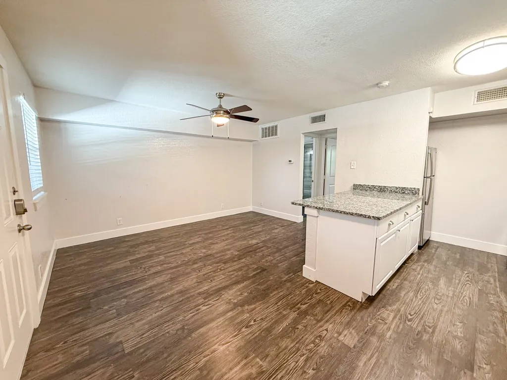 Apartment For Rent in Tarrant County , 5928 Fletcher Avenue 20, Fort Worth, Texas 76107, 1 Bedroom, 1 Bathroom, Garage spaces, 588 Sqft, built in 1965, mls#21264675, Real Estate Agent in Fort Worth, Homes For Rent in Tarrant county, Homes For Rent in Fort Worth, Realtor in Fort Worth Texas, Real Estate Brokerage Independent Realty Texas, Luminita Cordes Realtor