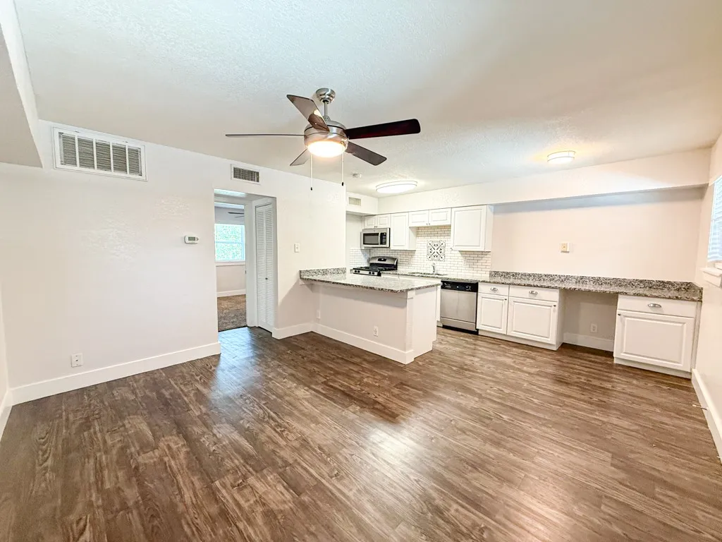 Apartment For Rent in Tarrant County , 5928 Fletcher Avenue 20, Fort Worth, Texas 76107, 1 Bedroom, 1 Bathroom, Garage spaces, 588 Sqft, built in 1965, mls#21264675, Real Estate Agent in Fort Worth, Homes For Rent in Tarrant county, Homes For Rent in Fort Worth, Realtor in Fort Worth Texas, Real Estate Brokerage Independent Realty Texas, Luminita Cordes Realtor
