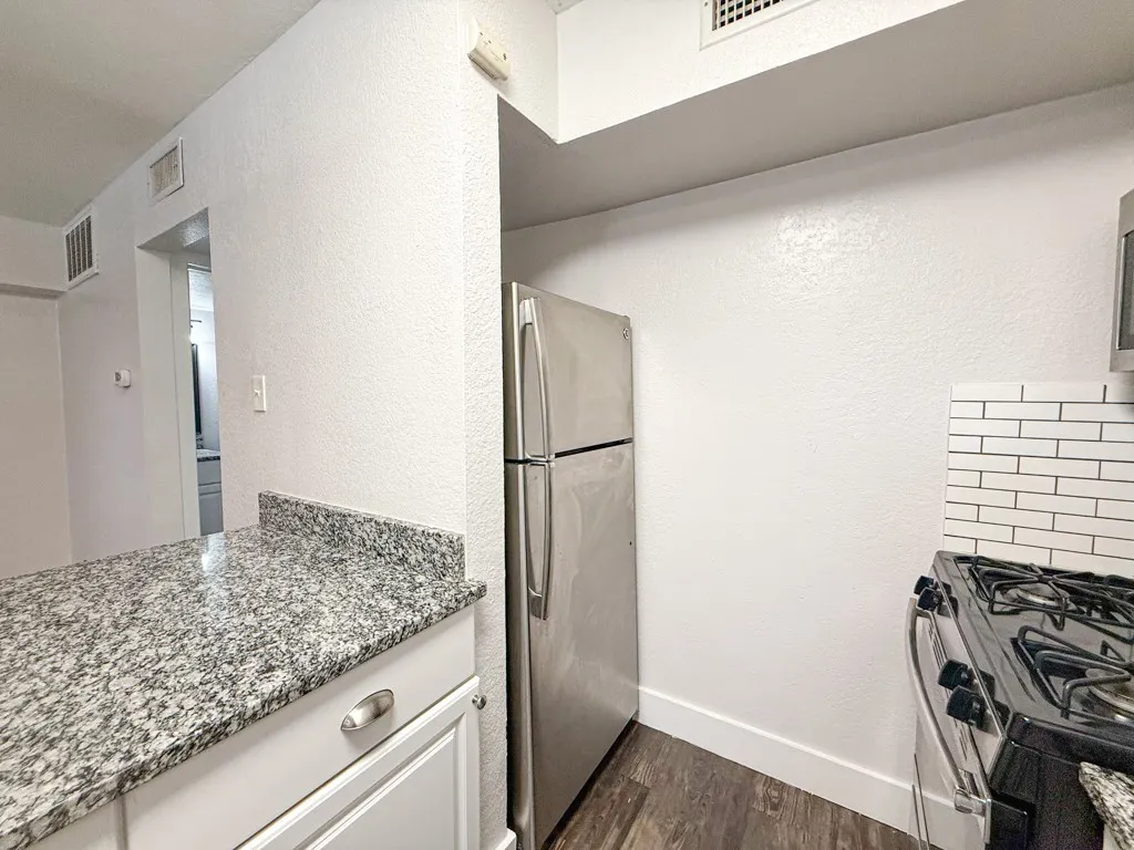 Apartment For Rent in Tarrant County , 5928 Fletcher Avenue 20, Fort Worth, Texas 76107, 1 Bedroom, 1 Bathroom, Garage spaces, 588 Sqft, built in 1965, mls#21264675, Real Estate Agent in Fort Worth, Homes For Rent in Tarrant county, Homes For Rent in Fort Worth, Realtor in Fort Worth Texas, Real Estate Brokerage Independent Realty Texas, Luminita Cordes Realtor
