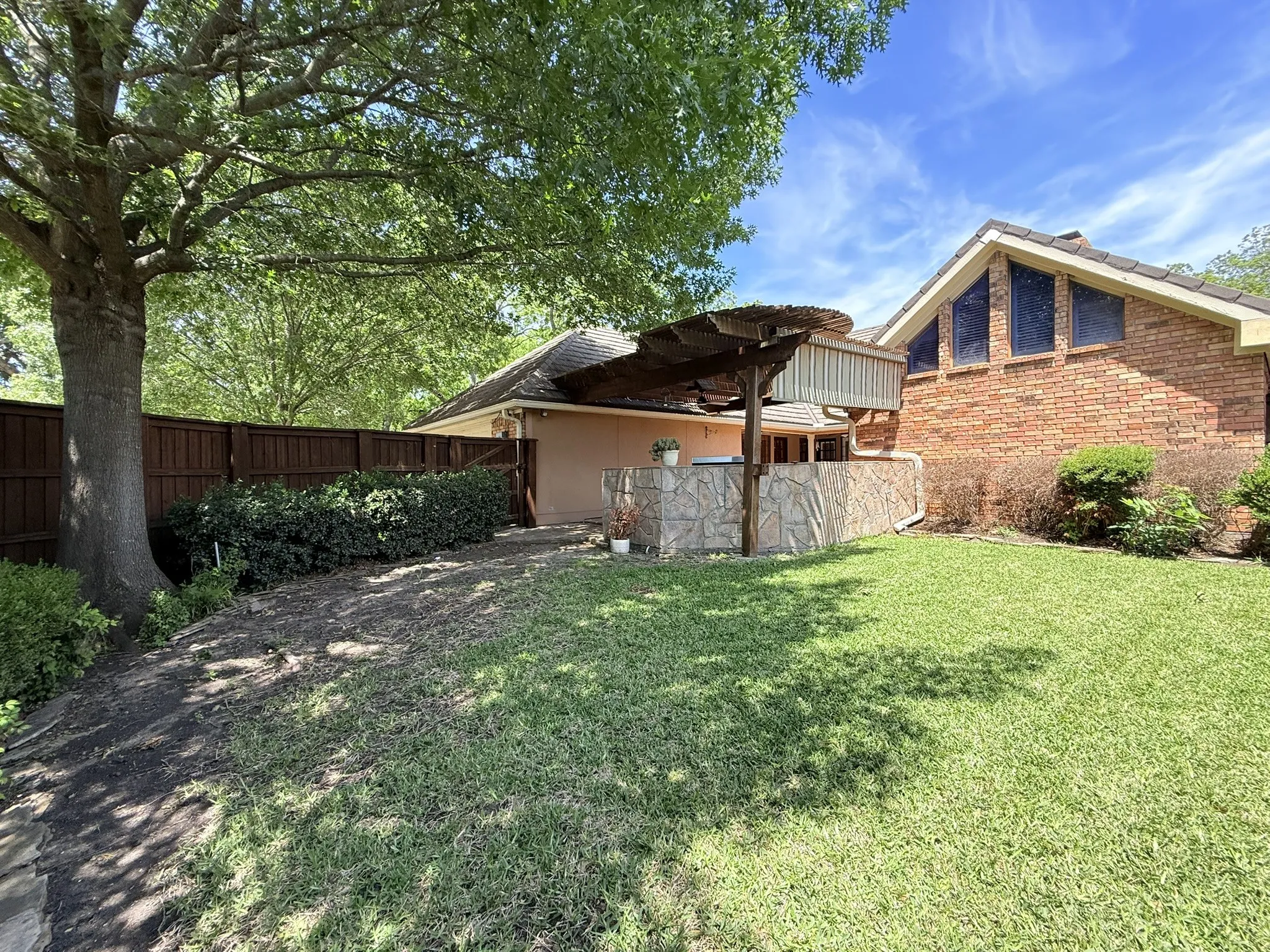 Single Family Residence For Sale in Dallas County , 3014 Pecan Ridge Drive, Rowlett, Texas 75088, 3 Bedroom, 3 Bathroom, 2 Garage spaces, 2,349 Sqft, built in 1985, mls#21264543, Real Estate Agent in Rowlett, Homes For Sale in Dallas county, Homes For Sale in Rowlett, Realtor in Rowlett Texas, Real Estate Brokerage Independent Realty Texas, Luminita Cordes Realtor