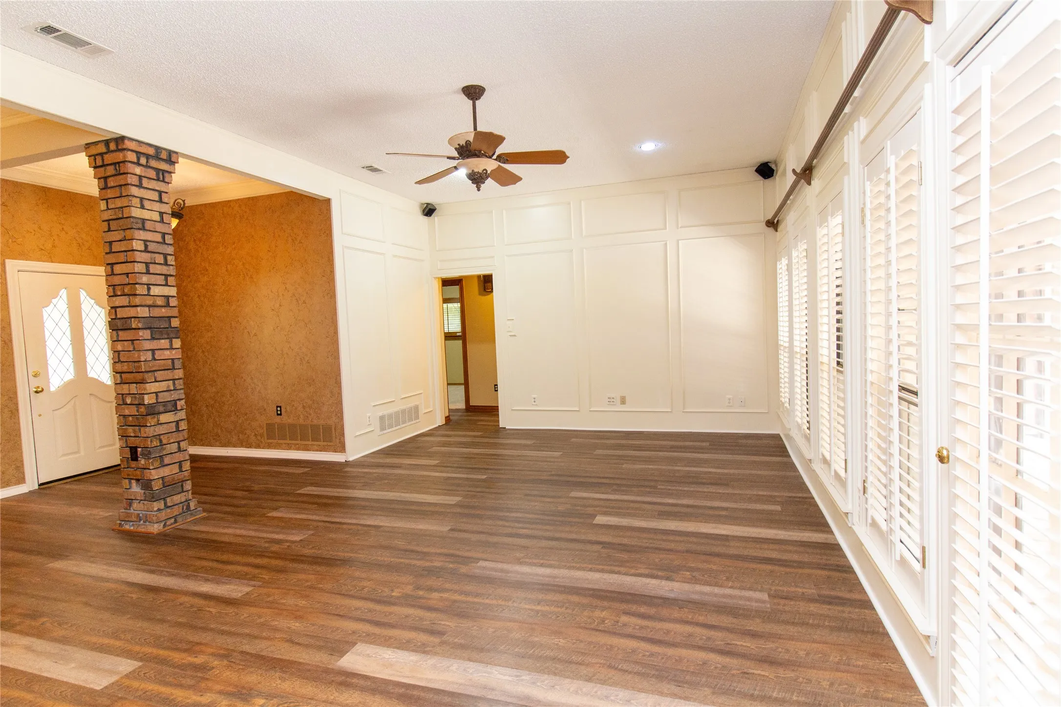 Single Family Residence For Sale in Dallas County , 3014 Pecan Ridge Drive, Rowlett, Texas 75088, 3 Bedroom, 3 Bathroom, 2 Garage spaces, 2,349 Sqft, built in 1985, mls#21264543, Real Estate Agent in Rowlett, Homes For Sale in Dallas county, Homes For Sale in Rowlett, Realtor in Rowlett Texas, Real Estate Brokerage Independent Realty Texas, Luminita Cordes Realtor