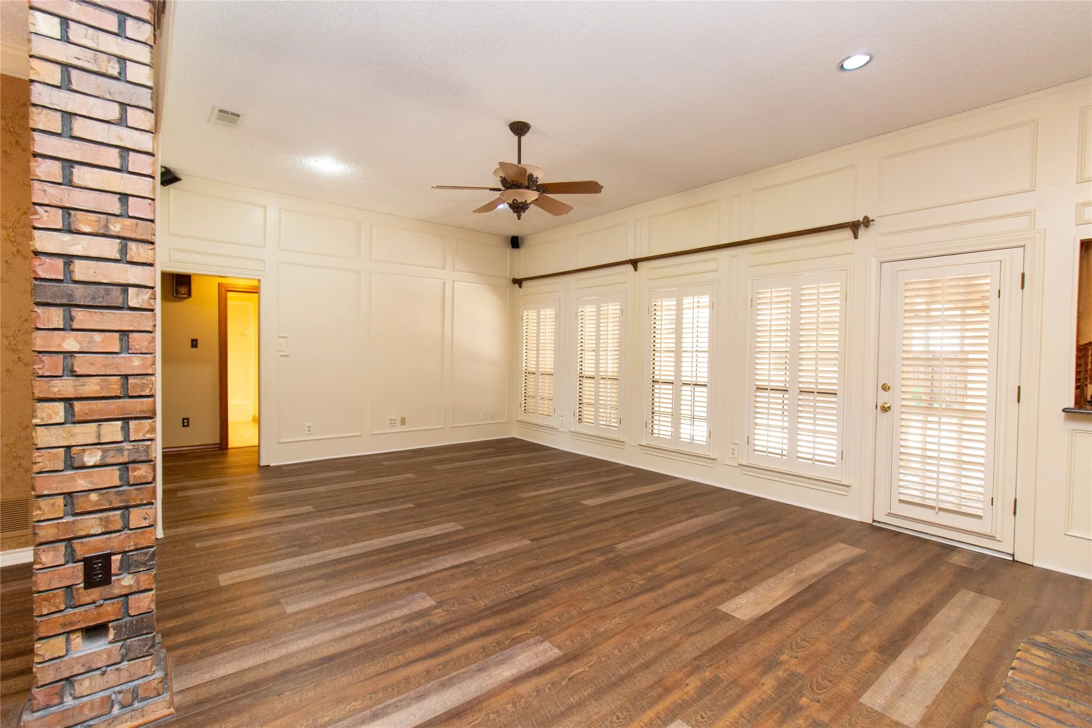 Single Family Residence For Sale in Dallas County , 3014 Pecan Ridge Drive, Rowlett, Texas 75088, 3 Bedroom, 3 Bathroom, 2 Garage spaces, 2,349 Sqft, built in 1985, mls#21264543, Real Estate Agent in Rowlett, Homes For Sale in Dallas county, Homes For Sale in Rowlett, Realtor in Rowlett Texas, Real Estate Brokerage Independent Realty Texas, Luminita Cordes Realtor