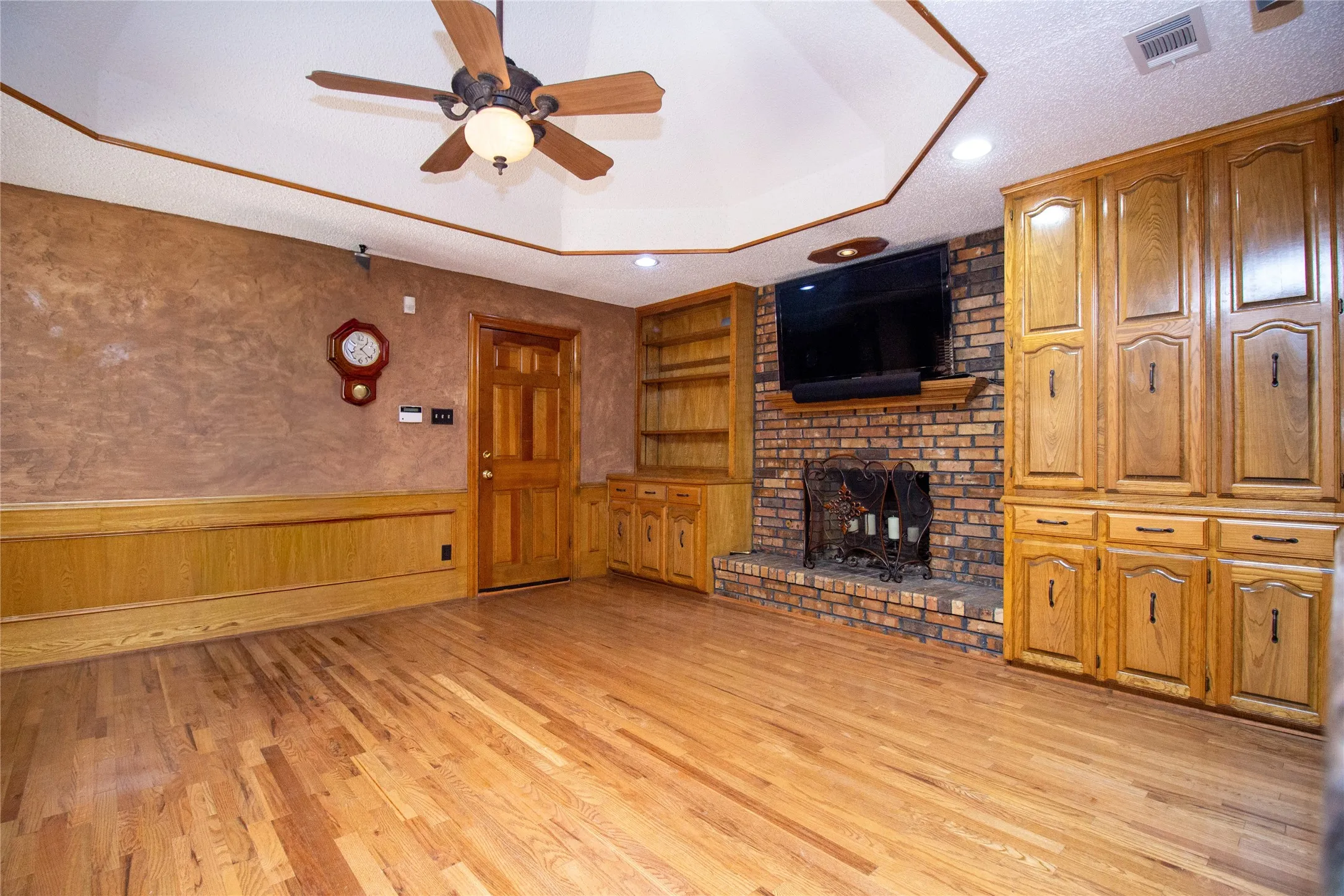 Single Family Residence For Sale in Dallas County , 3014 Pecan Ridge Drive, Rowlett, Texas 75088, 3 Bedroom, 3 Bathroom, 2 Garage spaces, 2,349 Sqft, built in 1985, mls#21264543, Real Estate Agent in Rowlett, Homes For Sale in Dallas county, Homes For Sale in Rowlett, Realtor in Rowlett Texas, Real Estate Brokerage Independent Realty Texas, Luminita Cordes Realtor