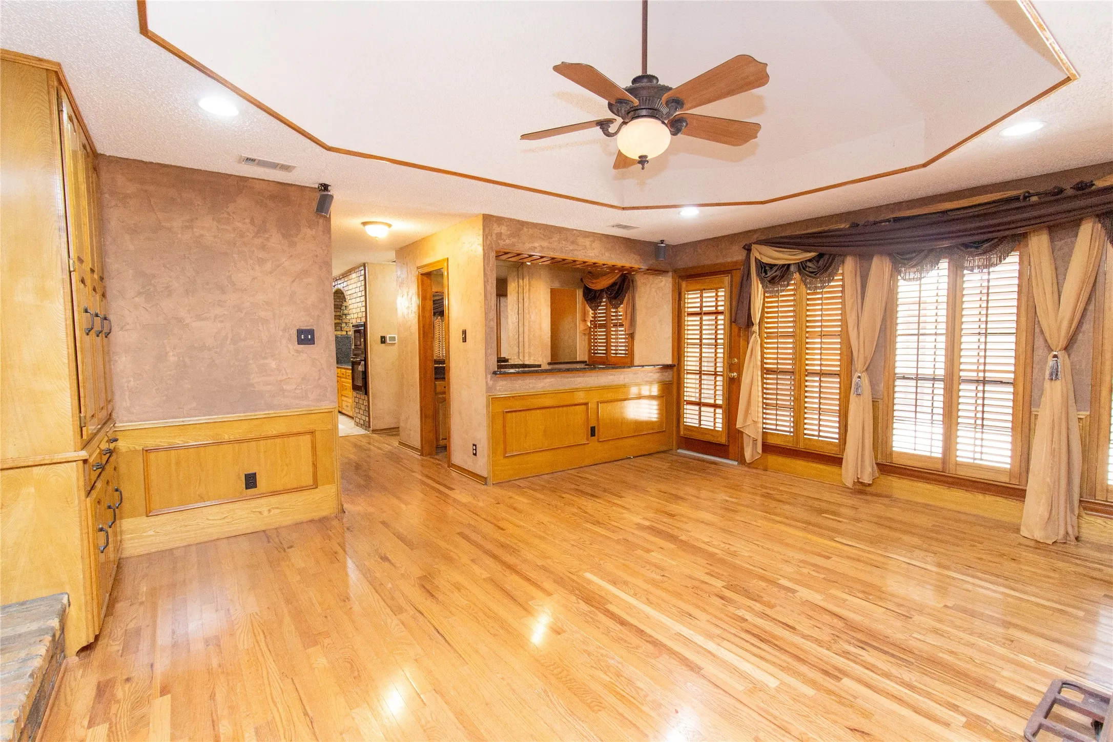 Single Family Residence For Sale in Dallas County , 3014 Pecan Ridge Drive, Rowlett, Texas 75088, 3 Bedroom, 3 Bathroom, 2 Garage spaces, 2,349 Sqft, built in 1985, mls#21264543, Real Estate Agent in Rowlett, Homes For Sale in Dallas county, Homes For Sale in Rowlett, Realtor in Rowlett Texas, Real Estate Brokerage Independent Realty Texas, Luminita Cordes Realtor