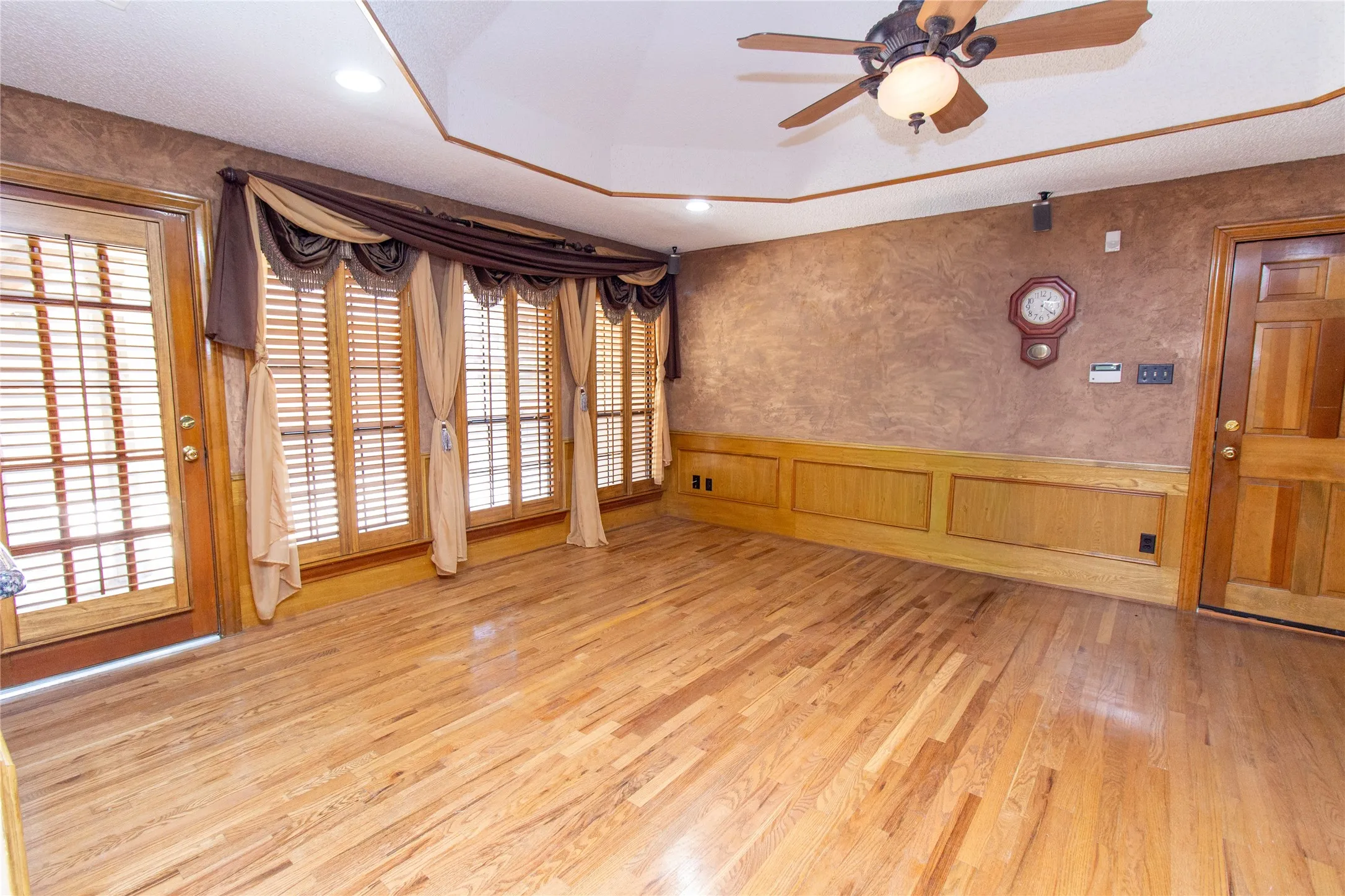 Single Family Residence For Sale in Dallas County , 3014 Pecan Ridge Drive, Rowlett, Texas 75088, 3 Bedroom, 3 Bathroom, 2 Garage spaces, 2,349 Sqft, built in 1985, mls#21264543, Real Estate Agent in Rowlett, Homes For Sale in Dallas county, Homes For Sale in Rowlett, Realtor in Rowlett Texas, Real Estate Brokerage Independent Realty Texas, Luminita Cordes Realtor