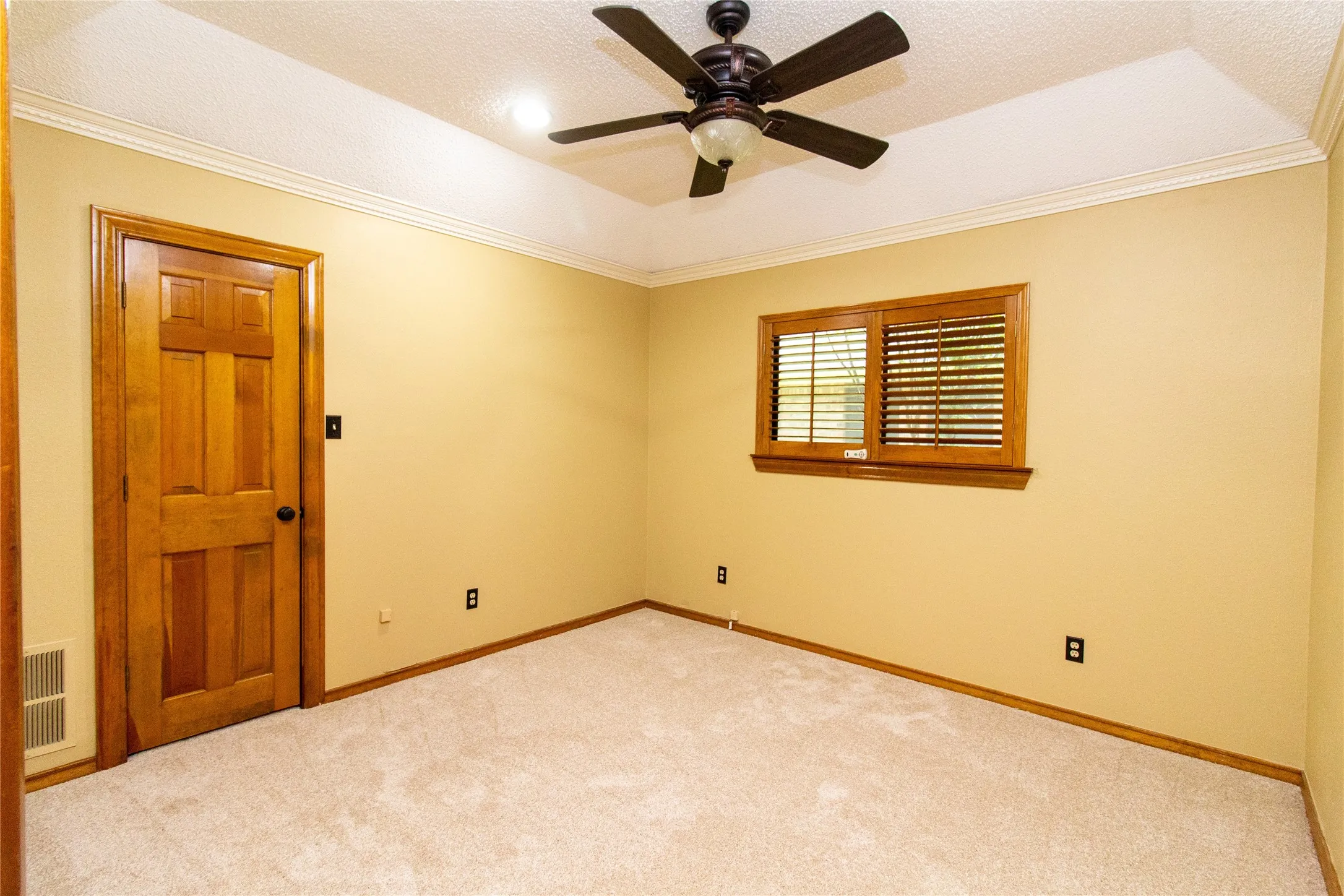 Single Family Residence For Sale in Dallas County , 3014 Pecan Ridge Drive, Rowlett, Texas 75088, 3 Bedroom, 3 Bathroom, 2 Garage spaces, 2,349 Sqft, built in 1985, mls#21264543, Real Estate Agent in Rowlett, Homes For Sale in Dallas county, Homes For Sale in Rowlett, Realtor in Rowlett Texas, Real Estate Brokerage Independent Realty Texas, Luminita Cordes Realtor