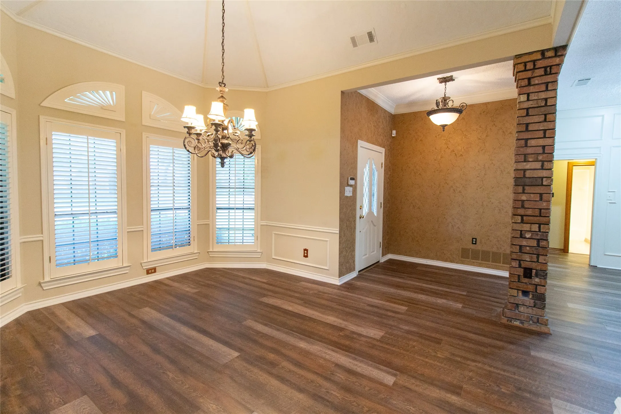 Single Family Residence For Sale in Dallas County , 3014 Pecan Ridge Drive, Rowlett, Texas 75088, 3 Bedroom, 3 Bathroom, 2 Garage spaces, 2,349 Sqft, built in 1985, mls#21264543, Real Estate Agent in Rowlett, Homes For Sale in Dallas county, Homes For Sale in Rowlett, Realtor in Rowlett Texas, Real Estate Brokerage Independent Realty Texas, Luminita Cordes Realtor