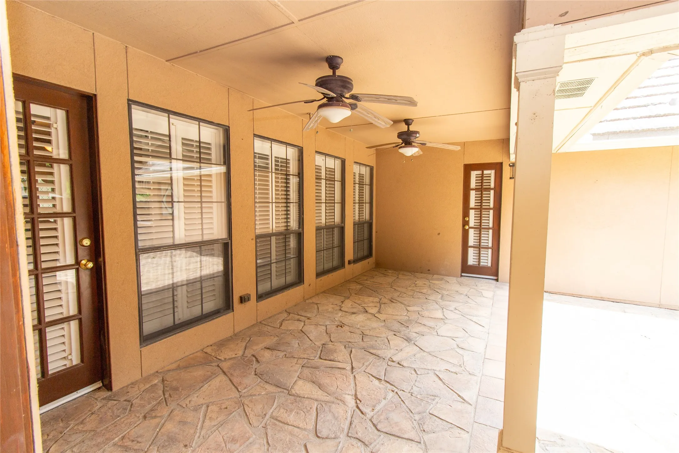 Single Family Residence For Sale in Dallas County , 3014 Pecan Ridge Drive, Rowlett, Texas 75088, 3 Bedroom, 3 Bathroom, 2 Garage spaces, 2,349 Sqft, built in 1985, mls#21264543, Real Estate Agent in Rowlett, Homes For Sale in Dallas county, Homes For Sale in Rowlett, Realtor in Rowlett Texas, Real Estate Brokerage Independent Realty Texas, Luminita Cordes Realtor
