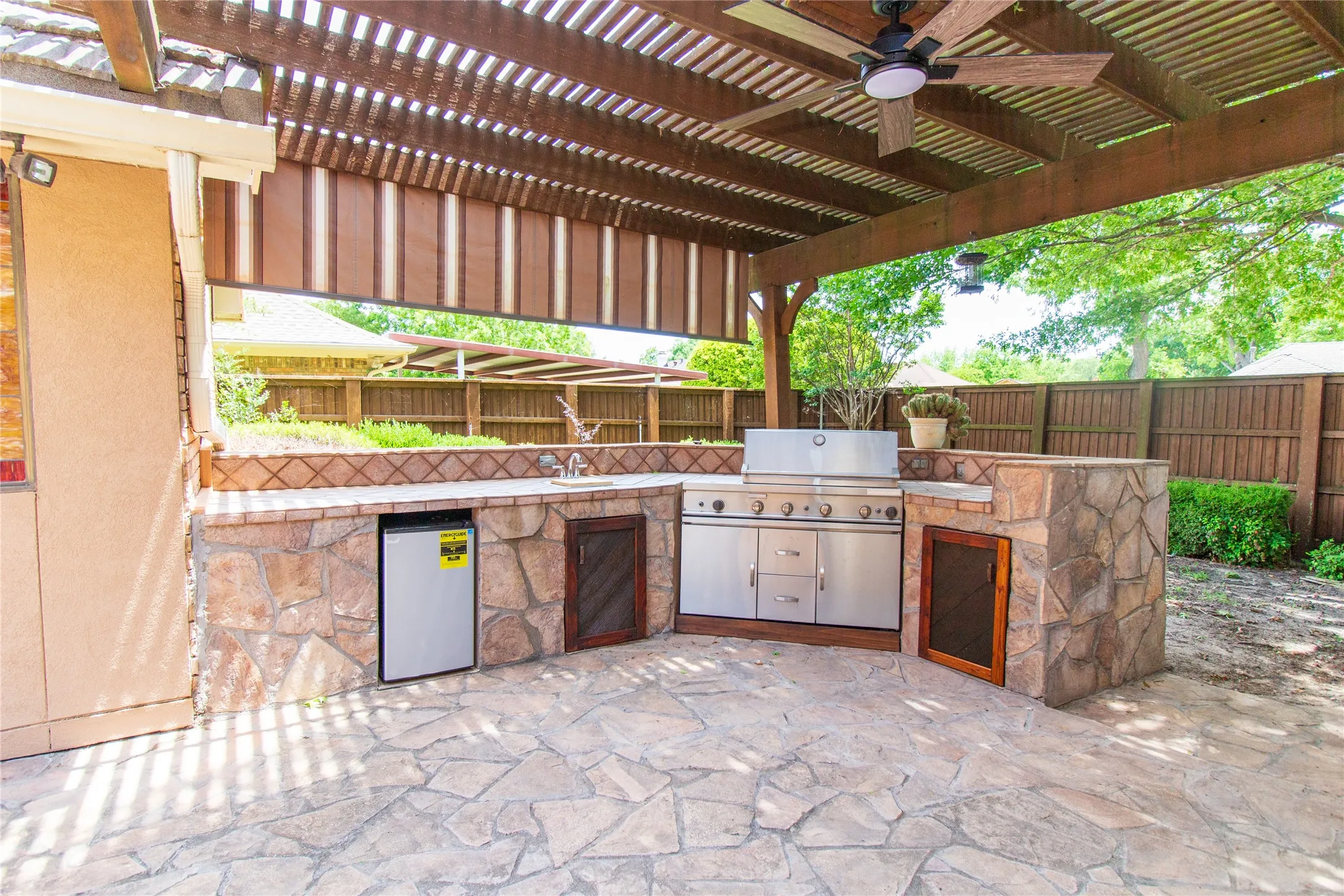 Single Family Residence For Sale in Dallas County , 3014 Pecan Ridge Drive, Rowlett, Texas 75088, 3 Bedroom, 3 Bathroom, 2 Garage spaces, 2,349 Sqft, built in 1985, mls#21264543, Real Estate Agent in Rowlett, Homes For Sale in Dallas county, Homes For Sale in Rowlett, Realtor in Rowlett Texas, Real Estate Brokerage Independent Realty Texas, Luminita Cordes Realtor