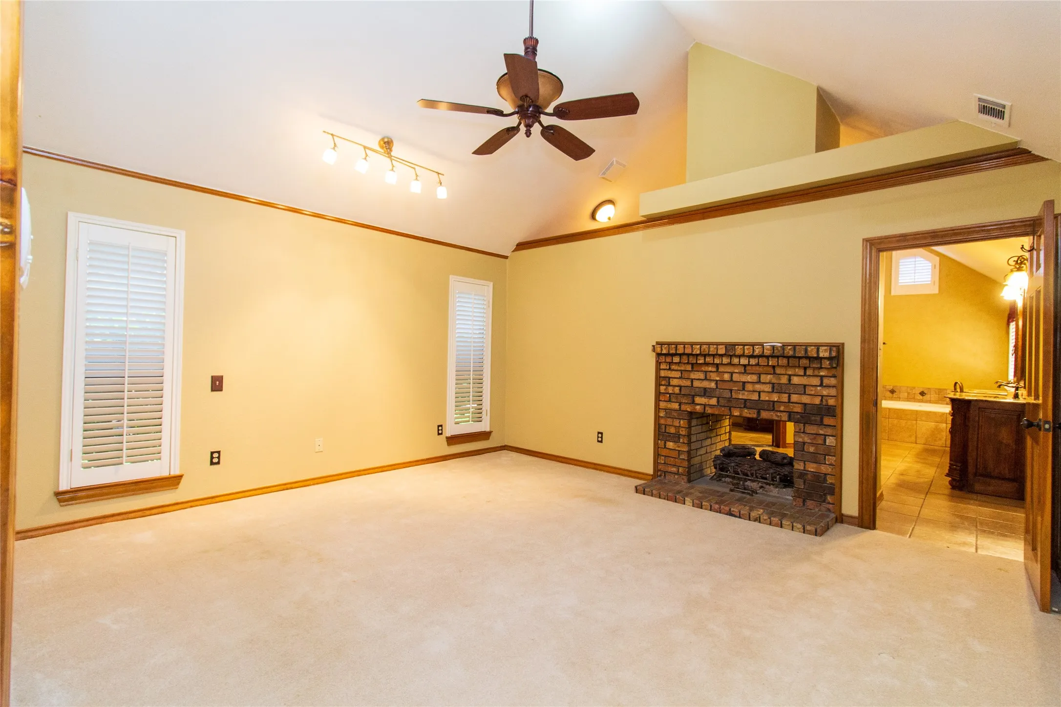 Single Family Residence For Sale in Dallas County , 3014 Pecan Ridge Drive, Rowlett, Texas 75088, 3 Bedroom, 3 Bathroom, 2 Garage spaces, 2,349 Sqft, built in 1985, mls#21264543, Real Estate Agent in Rowlett, Homes For Sale in Dallas county, Homes For Sale in Rowlett, Realtor in Rowlett Texas, Real Estate Brokerage Independent Realty Texas, Luminita Cordes Realtor