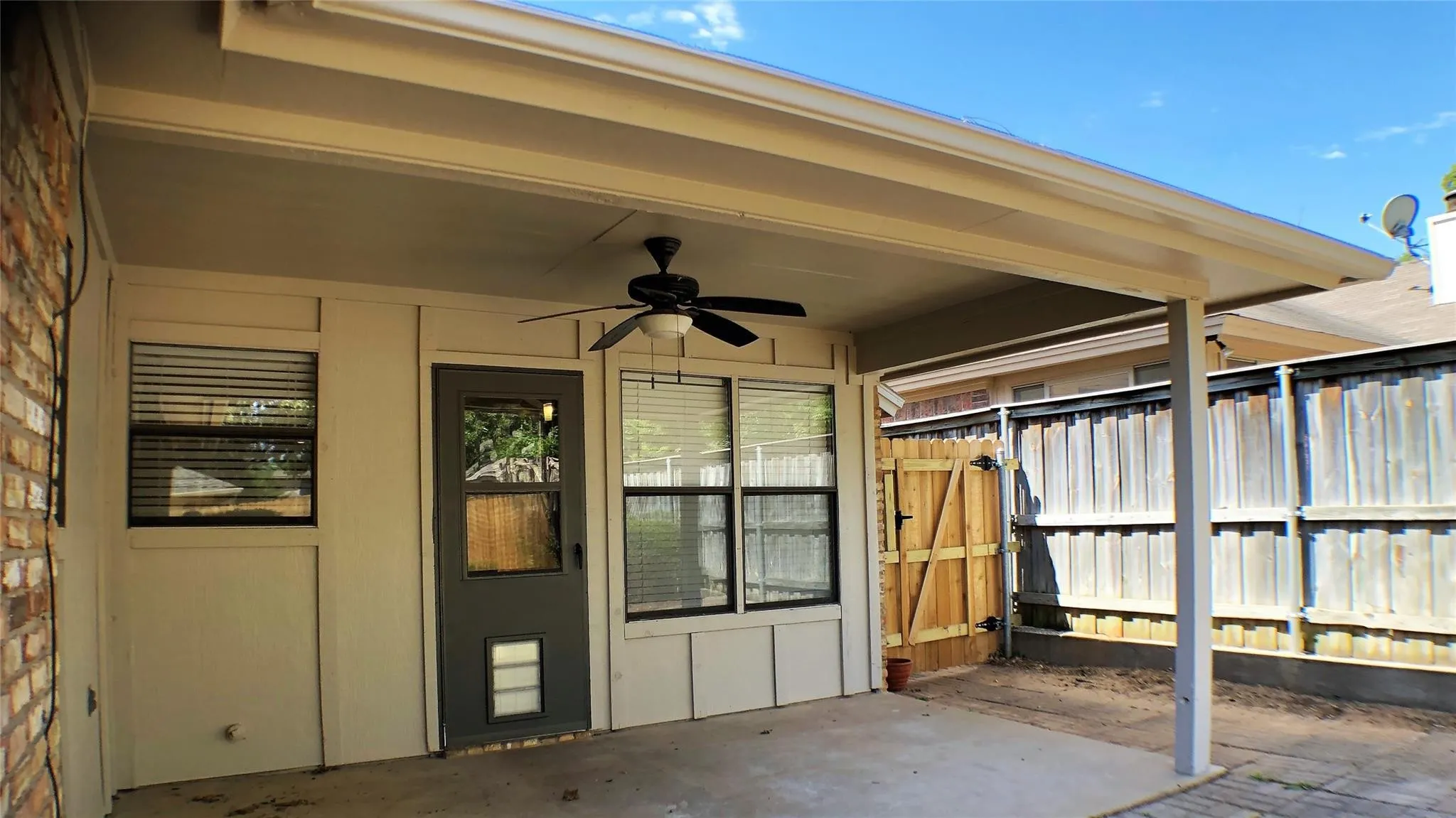 Single Family Residence For Rent in Tarrant County , 5611 Autumn Wheat Trail, Arlington, Texas 76017, 3 Bedrooms, 2 Bathrooms, 2 Garage spaces, 1,691 Sqft, built in 1985, Price $2,350, mls#21259642, Real Estate Agent in Arlington, Homes For Rent in Tarrant county, Homes For Rent in Arlington, Realtor in Arlington Texas, Real Estate Brokerage Independent Realty Texas, Luminita Cordes Realtor