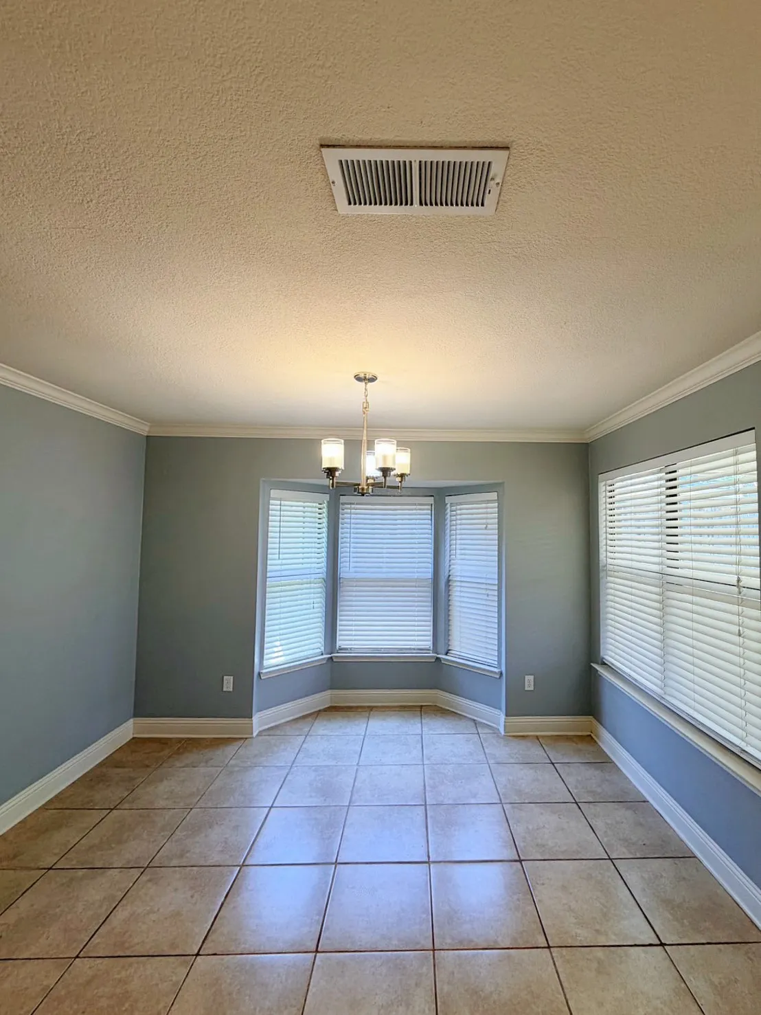 Single Family Residence For Rent in Tarrant County , 5611 Autumn Wheat Trail, Arlington, Texas 76017, 3 Bedrooms, 2 Bathrooms, 2 Garage spaces, 1,691 Sqft, built in 1985, Price $2,350, mls#21259642, Real Estate Agent in Arlington, Homes For Rent in Tarrant county, Homes For Rent in Arlington, Realtor in Arlington Texas, Real Estate Brokerage Independent Realty Texas, Luminita Cordes Realtor