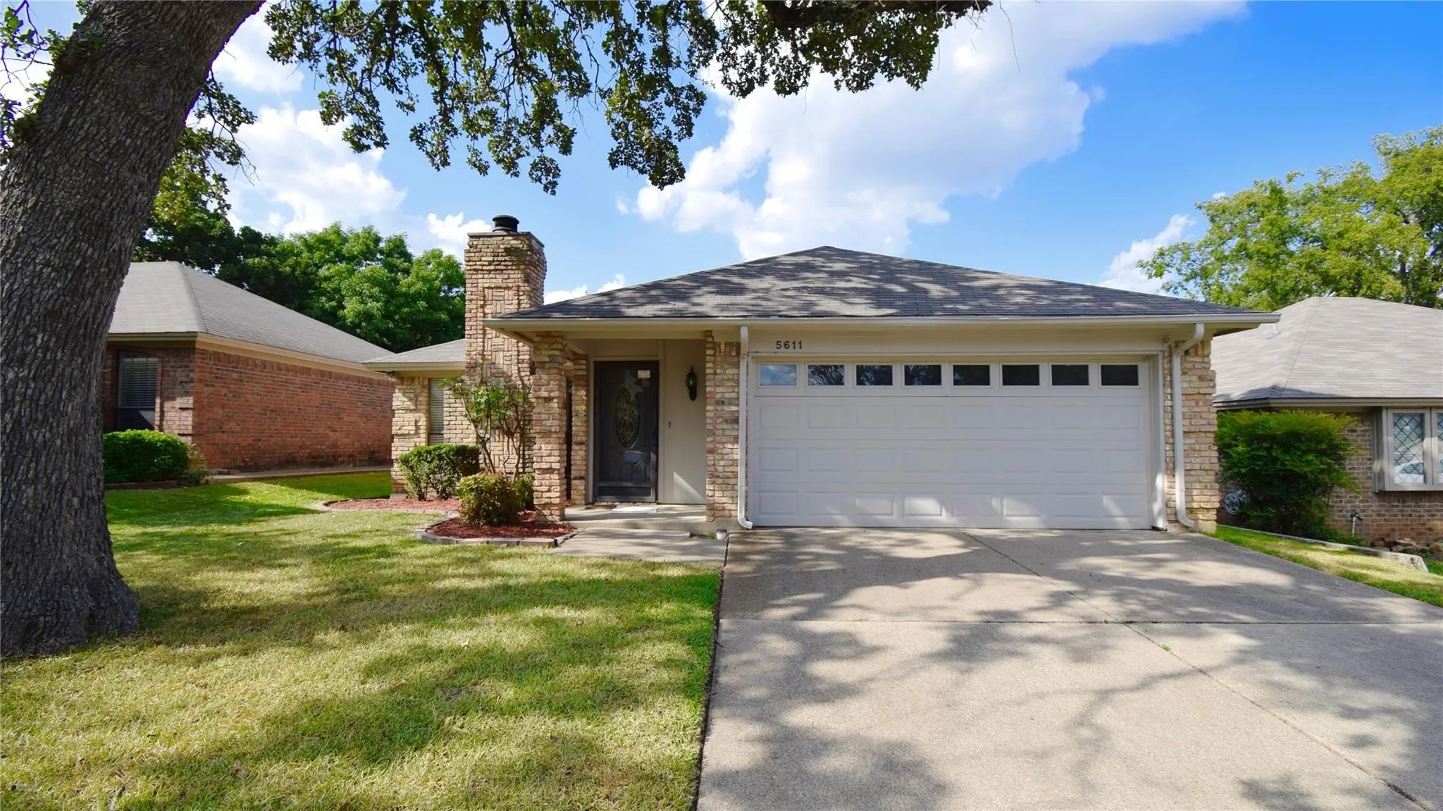 Single Family Residence For Rent in Tarrant County , 5611 Autumn Wheat Trail, Arlington, Texas 76017, 3 Bedrooms, 2 Bathrooms, 2 Garage spaces, 1,691 Sqft, built in 1985, Price $2,350, mls#21259642, Real Estate Agent in Arlington, Homes For Rent in Tarrant county, Homes For Rent in Arlington, Realtor in Arlington Texas, Real Estate Brokerage Independent Realty Texas, Luminita Cordes Realtor