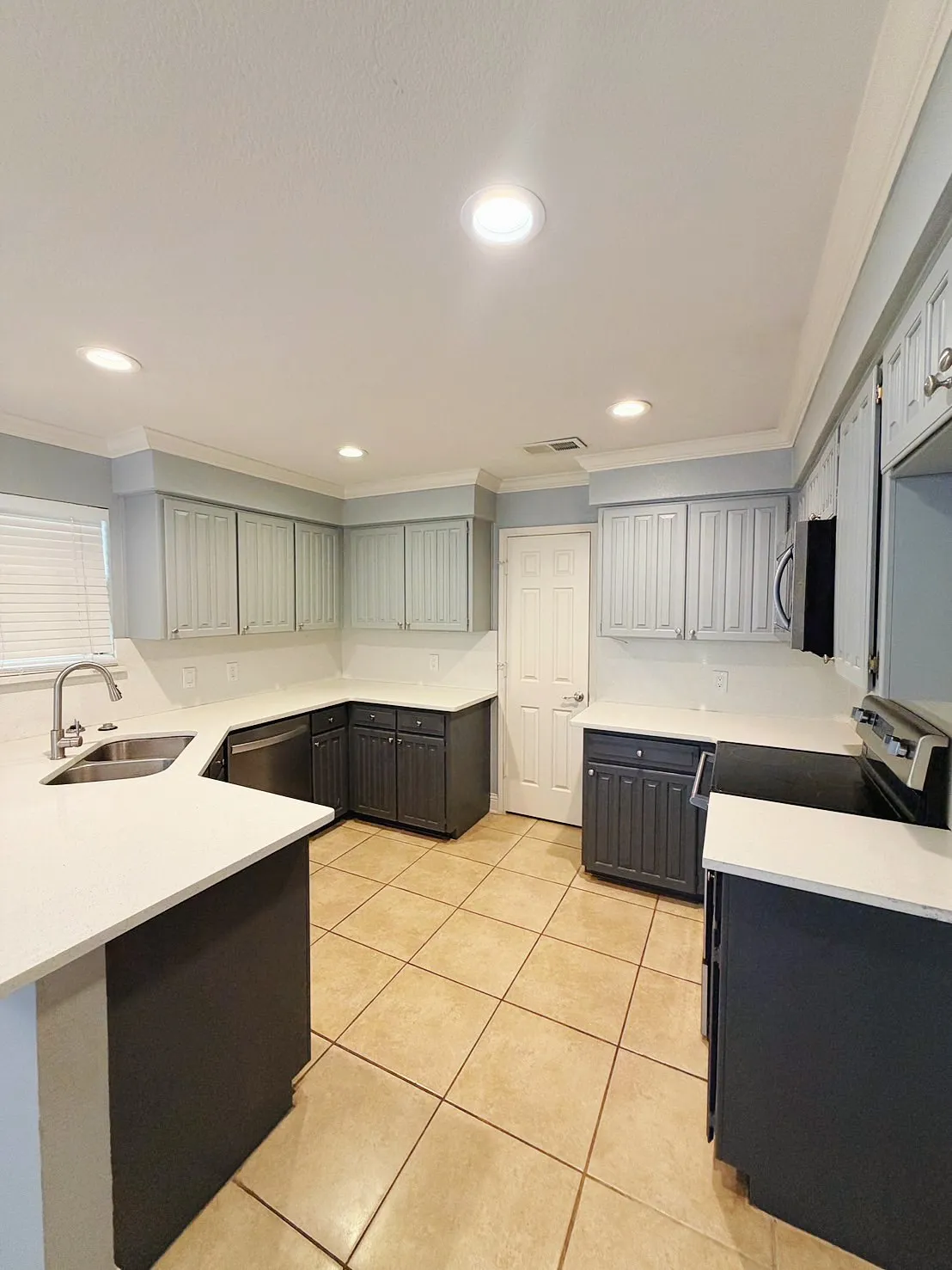 Single Family Residence For Rent in Tarrant County , 5611 Autumn Wheat Trail, Arlington, Texas 76017, 3 Bedrooms, 2 Bathrooms, 2 Garage spaces, 1,691 Sqft, built in 1985, Price $2,350, mls#21259642, Real Estate Agent in Arlington, Homes For Rent in Tarrant county, Homes For Rent in Arlington, Realtor in Arlington Texas, Real Estate Brokerage Independent Realty Texas, Luminita Cordes Realtor
