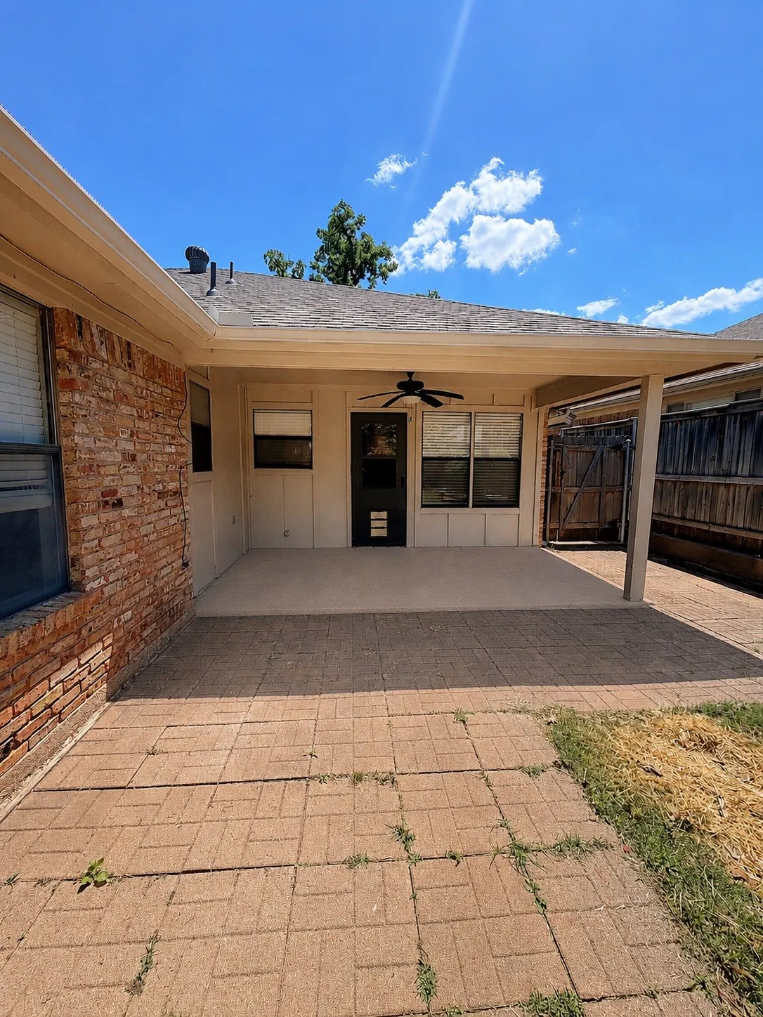 Single Family Residence For Rent in Tarrant County , 5611 Autumn Wheat Trail, Arlington, Texas 76017, 3 Bedrooms, 2 Bathrooms, 2 Garage spaces, 1,691 Sqft, built in 1985, Price $2,350, mls#21259642, Real Estate Agent in Arlington, Homes For Rent in Tarrant county, Homes For Rent in Arlington, Realtor in Arlington Texas, Real Estate Brokerage Independent Realty Texas, Luminita Cordes Realtor