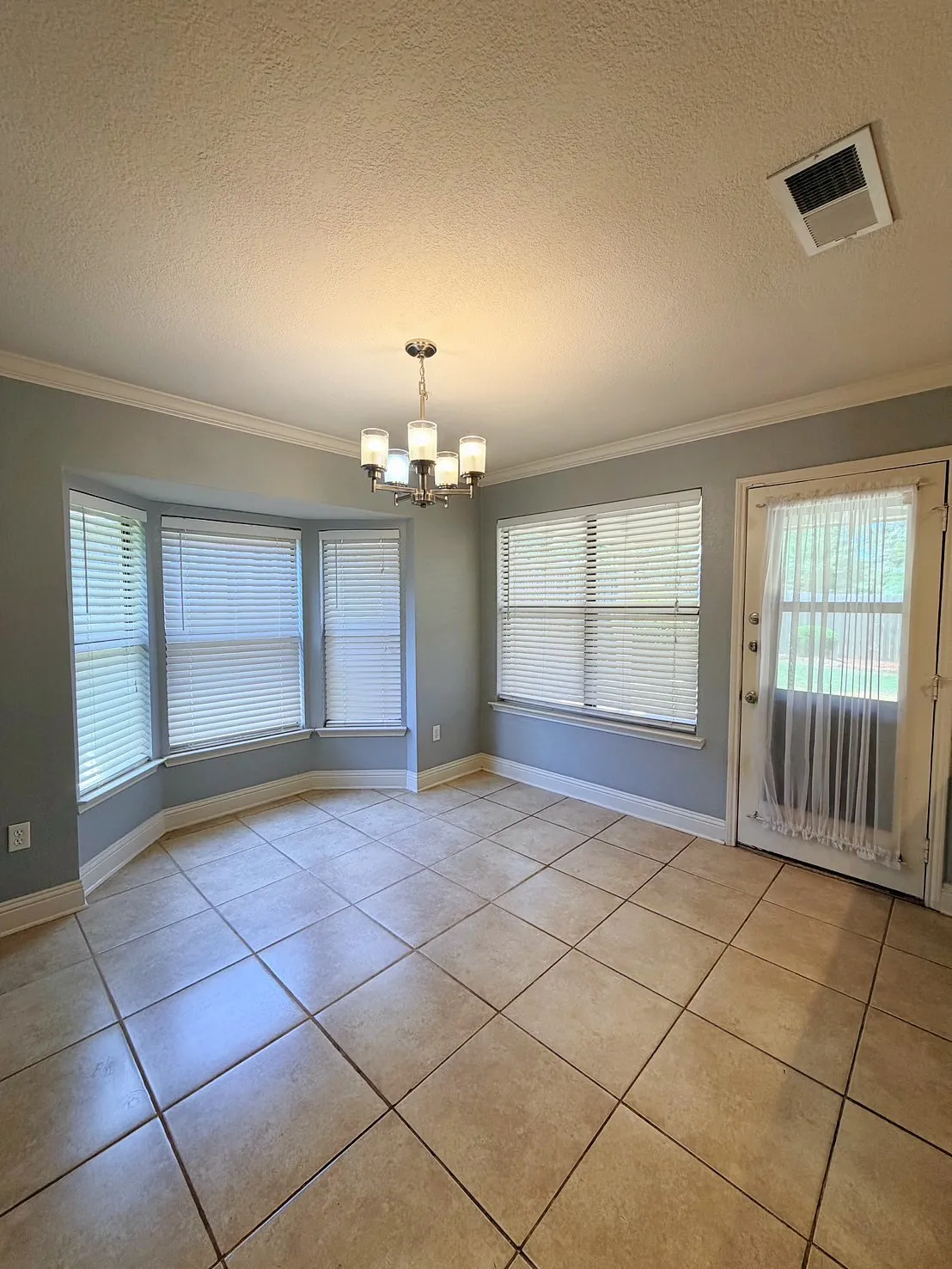Single Family Residence For Rent in Tarrant County , 5611 Autumn Wheat Trail, Arlington, Texas 76017, 3 Bedrooms, 2 Bathrooms, 2 Garage spaces, 1,691 Sqft, built in 1985, Price $2,350, mls#21259642, Real Estate Agent in Arlington, Homes For Rent in Tarrant county, Homes For Rent in Arlington, Realtor in Arlington Texas, Real Estate Brokerage Independent Realty Texas, Luminita Cordes Realtor