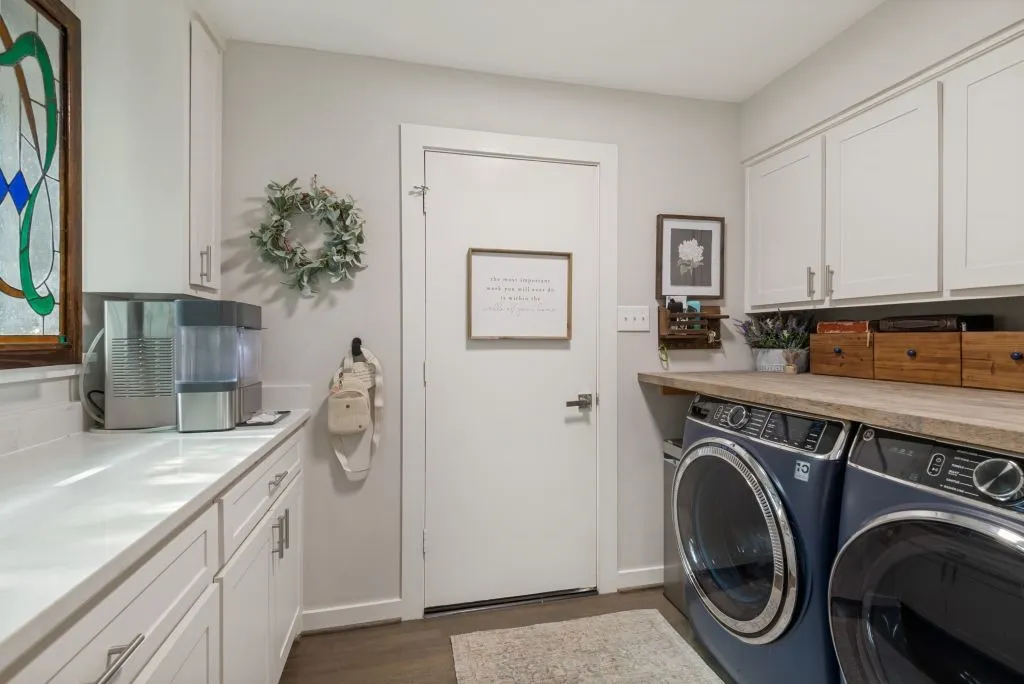 Townhouse For Sale in Rockwall County , 318 Columbia Drive, Rockwall, Texas 75032, 3 Bedrooms, 4 Bathrooms, 2 Garage spaces, 2,402 Sqft, built in 1983, Price $530,000, mls#21264336, Real Estate Agent in Rockwall, Homes For Sale in Rockwall county, Homes For Sale in Rockwall, Realtor in Rockwall Texas, Real Estate Brokerage Independent Realty Texas, Luminita Cordes Realtor