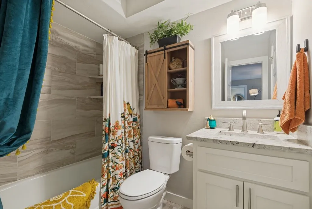 Townhouse For Sale in Rockwall County , 318 Columbia Drive, Rockwall, Texas 75032, 3 Bedrooms, 4 Bathrooms, 2 Garage spaces, 2,402 Sqft, built in 1983, Price $530,000, mls#21264336, Real Estate Agent in Rockwall, Homes For Sale in Rockwall county, Homes For Sale in Rockwall, Realtor in Rockwall Texas, Real Estate Brokerage Independent Realty Texas, Luminita Cordes Realtor