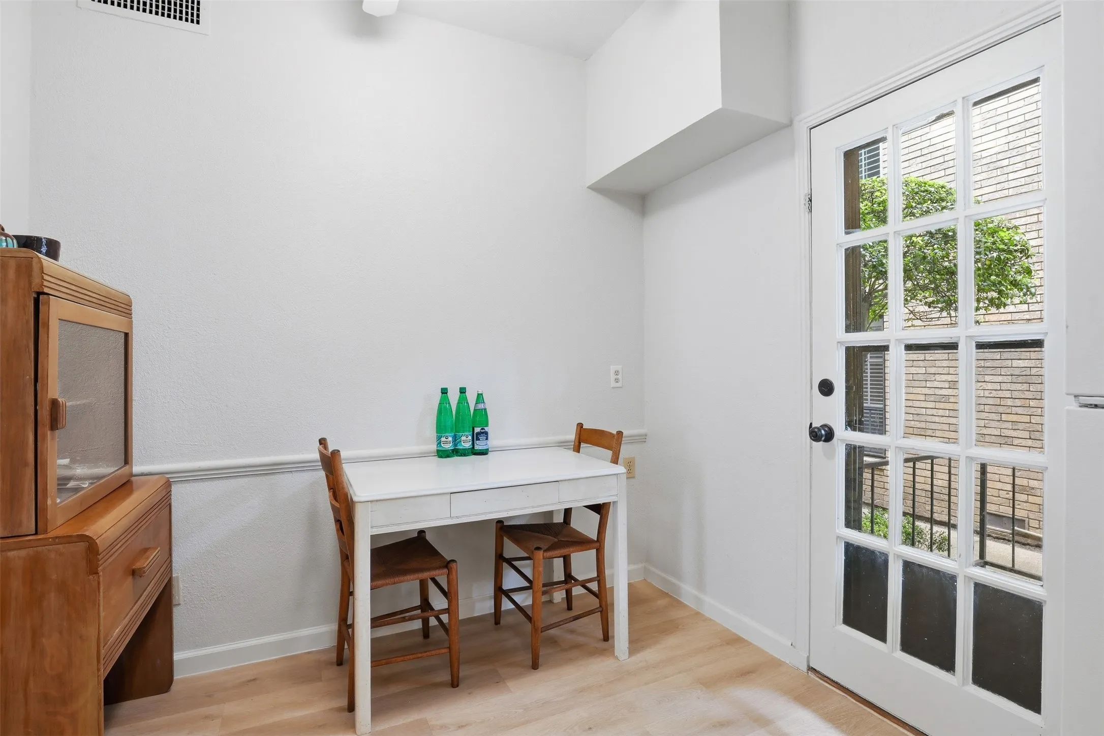 Condominium For Sale in Tarrant County , 4312 Bellaire Drive S 111, Fort Worth, Texas 76109, 2 Bedrooms, 2 Bathrooms, Garage spaces, 1,275 Sqft, built in 1965, Price $239,000, mls#21264663, Real Estate Agent in Fort Worth, Homes For Sale in Tarrant county, Homes For Sale in Fort Worth, Realtor in Fort Worth Texas, Real Estate Brokerage Independent Realty Texas, Luminita Cordes Realtor