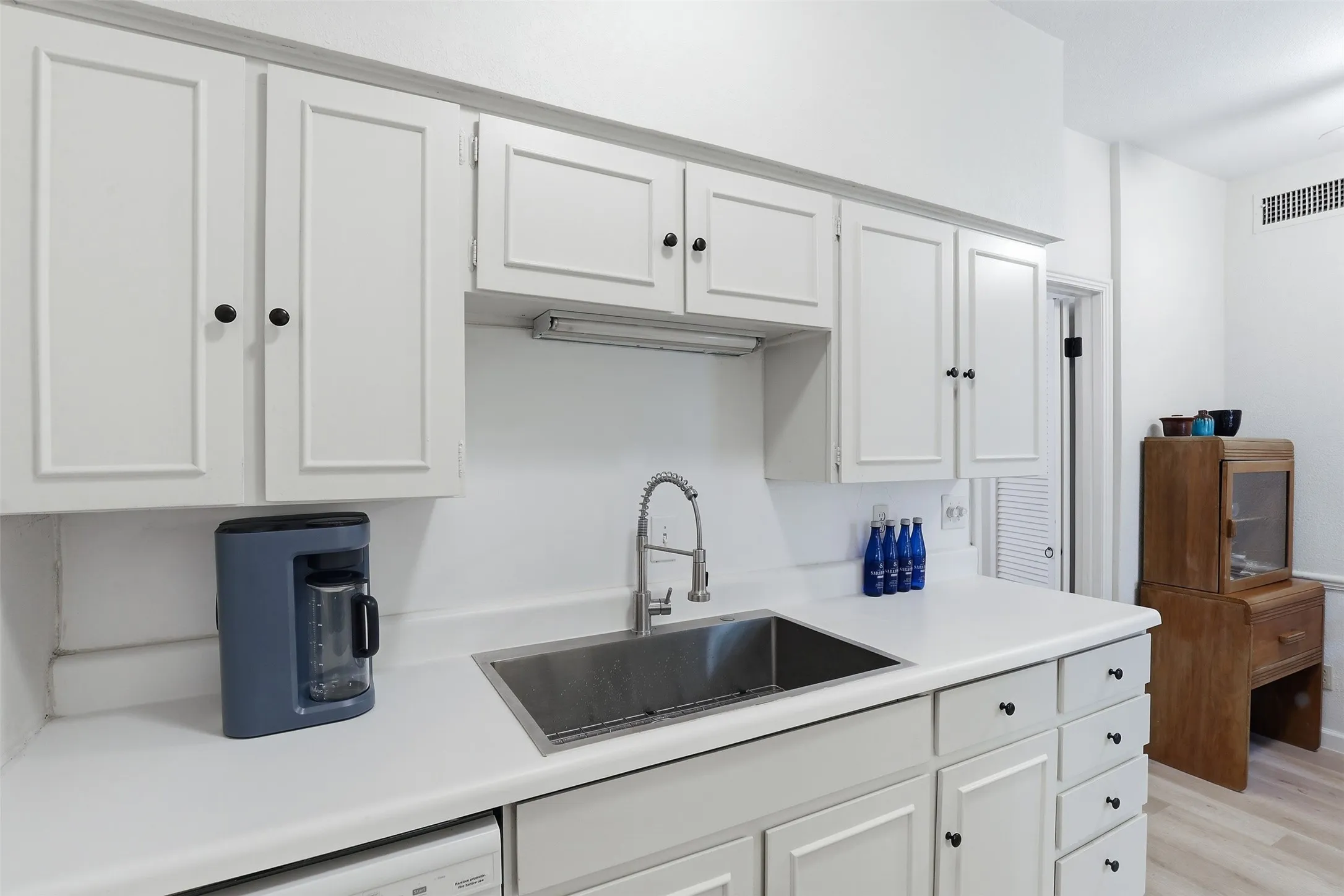 Condominium For Sale in Tarrant County , 4312 Bellaire Drive S 111, Fort Worth, Texas 76109, 2 Bedrooms, 2 Bathrooms, Garage spaces, 1,275 Sqft, built in 1965, Price $239,000, mls#21264663, Real Estate Agent in Fort Worth, Homes For Sale in Tarrant county, Homes For Sale in Fort Worth, Realtor in Fort Worth Texas, Real Estate Brokerage Independent Realty Texas, Luminita Cordes Realtor